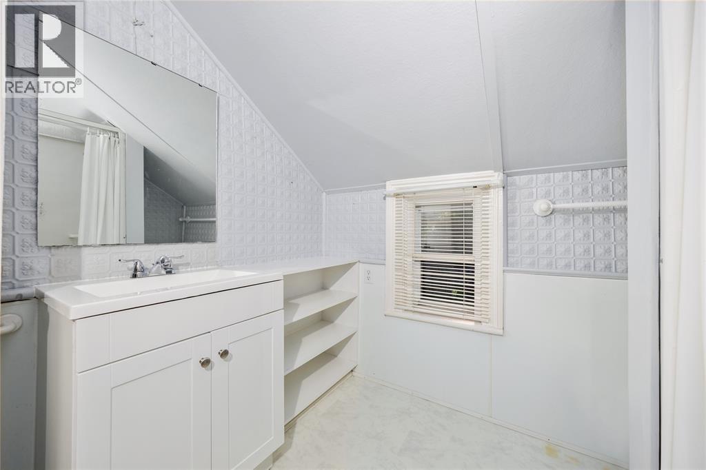 142 Napier Street, Sarnia, Ontario  N7T 6E6 - Photo 10 - 25019010