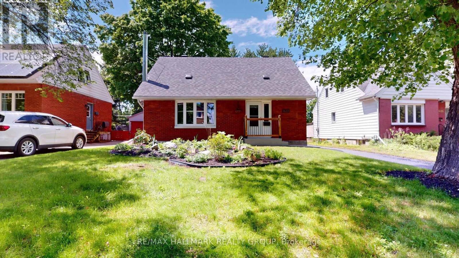 1622 Drake Avenue, Ottawa, Ontario  K1G 0L8 - Photo 2 - X12367119