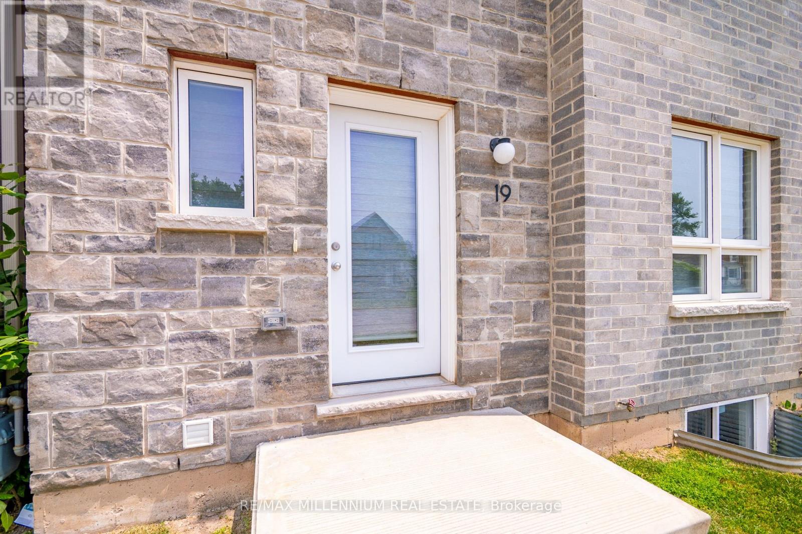 19 Perenack Avenue, Welland (Broadway), Ontario  L3C 5L5 - Photo 9 - X12359696