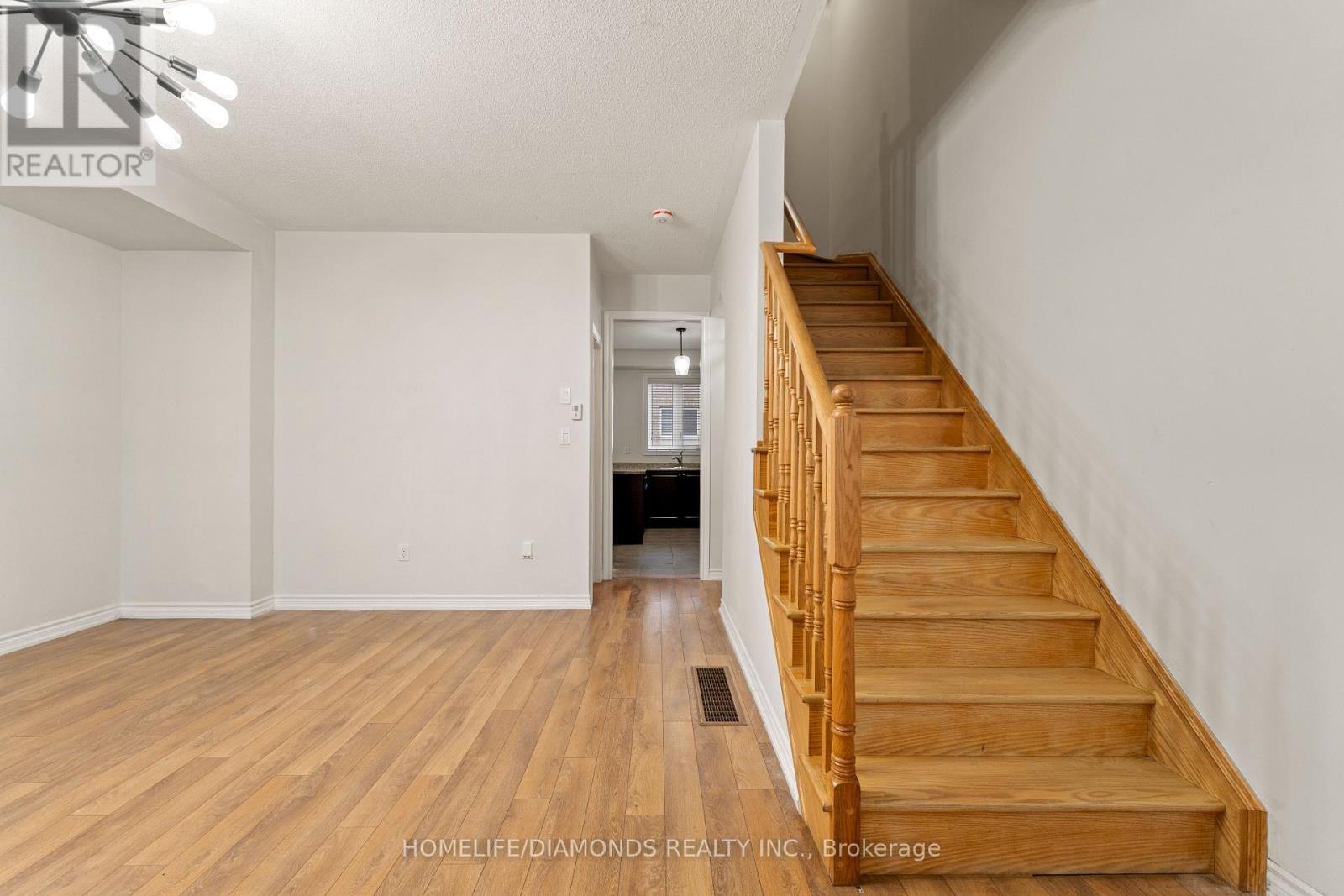 43 Sprucewood Road, Brampton (Heart Lake), Ontario  L6Z 0B4 - Photo 12 - W12367106