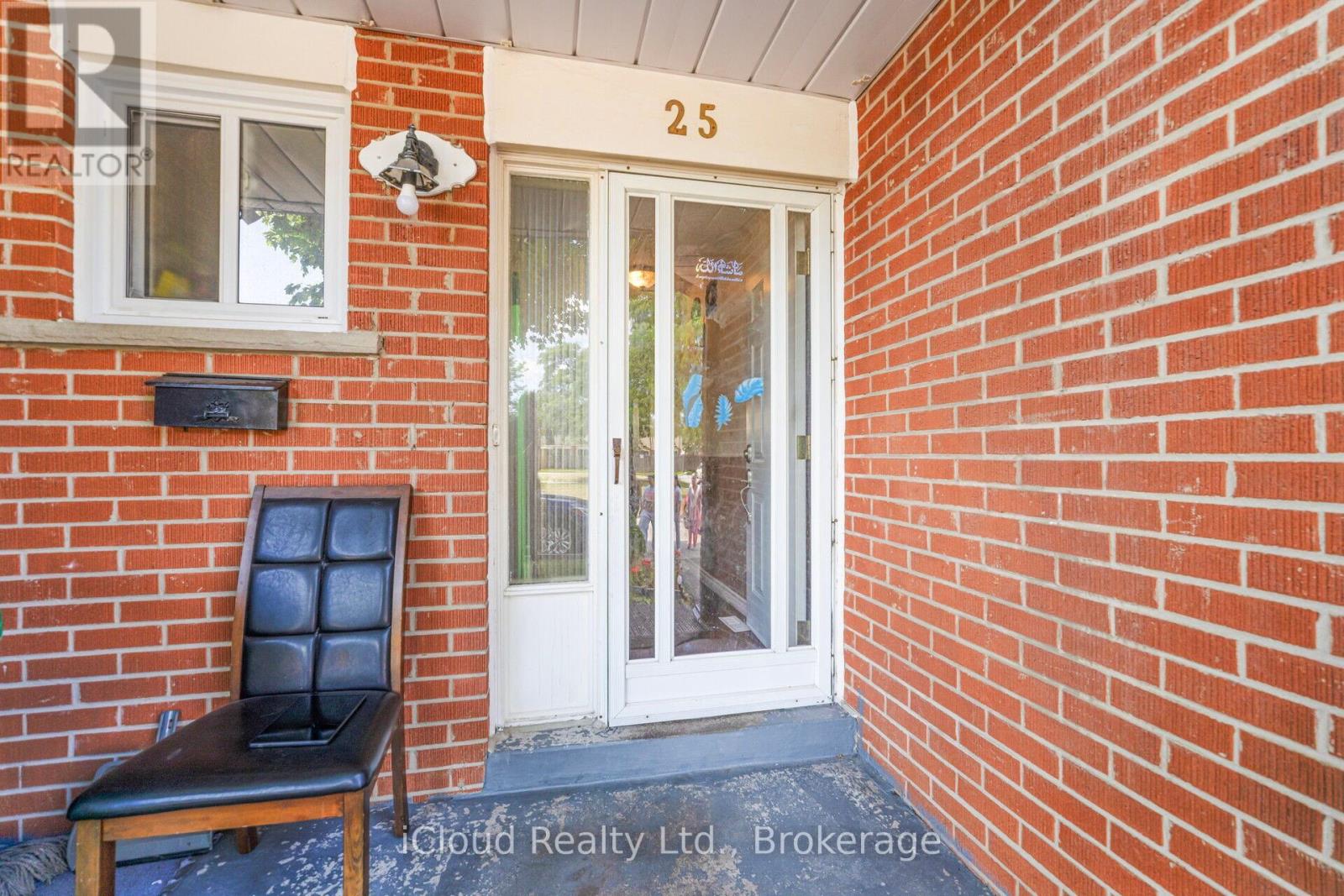 25 - 25 Vodden Court, Brampton, Ontario  L6V 2V7 - Photo 3 - W12367109