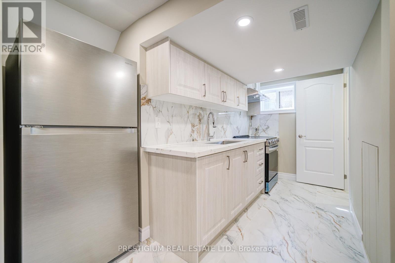 6 Willis Drive, Brampton (Brampton East), Ontario  L6W 1A9 - Photo 36 - W12367143