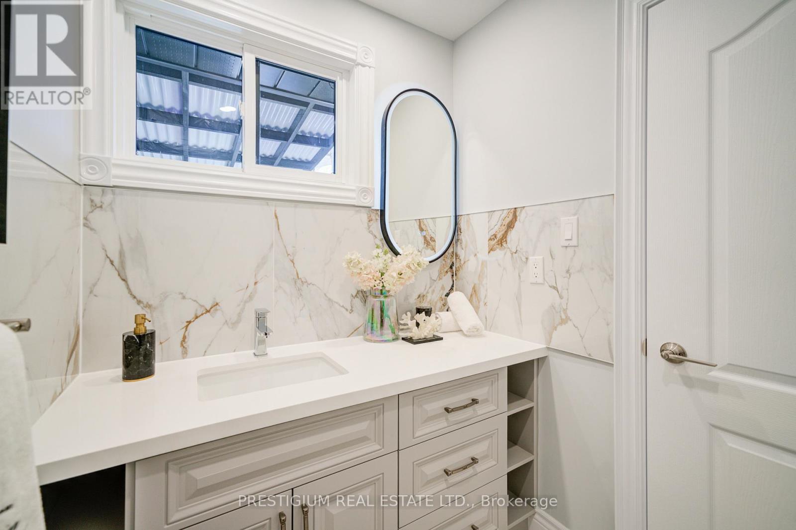 6 Willis Drive, Brampton (Brampton East), Ontario  L6W 1A9 - Photo 7 - W12367143