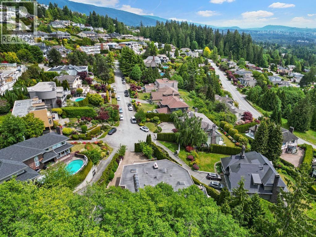 2490 Westhill Court, West Vancouver, British Columbia  V7S 3A5 - Photo 40 - R3041019