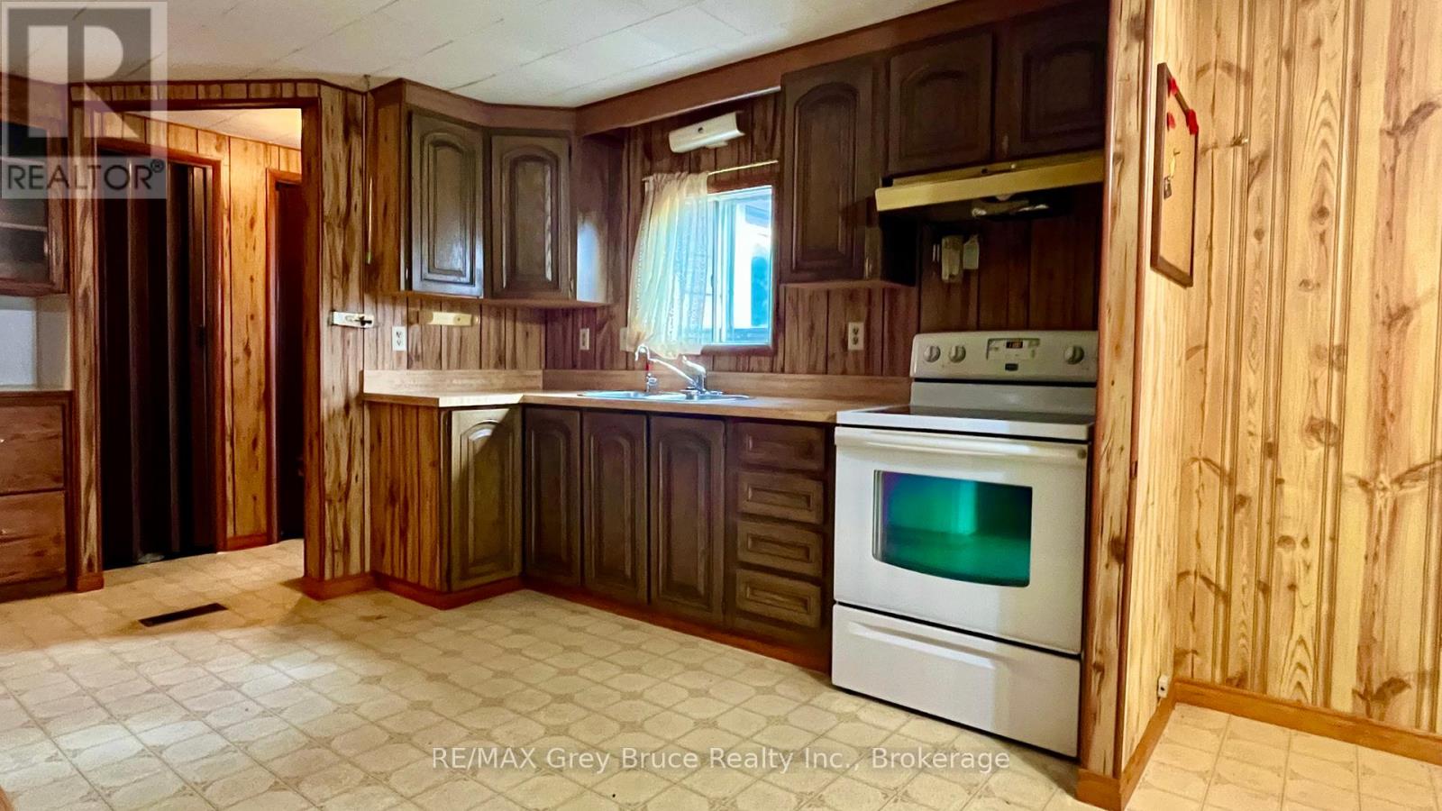 1069 7th Avenue, Hanover, Ontario  N4N 2K4 - Photo 6 - X12367243