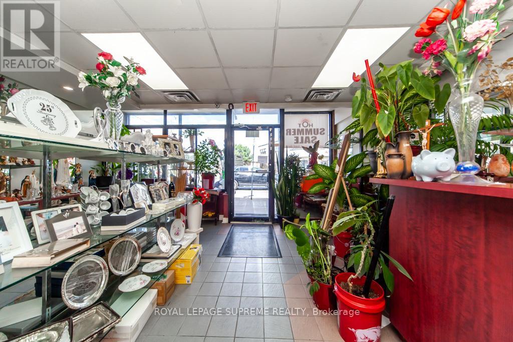 529 Rogers Road, Toronto (Keelesdale-Eglinton West), Ontario  M6M 1B4 - Photo 4 - W12367263
