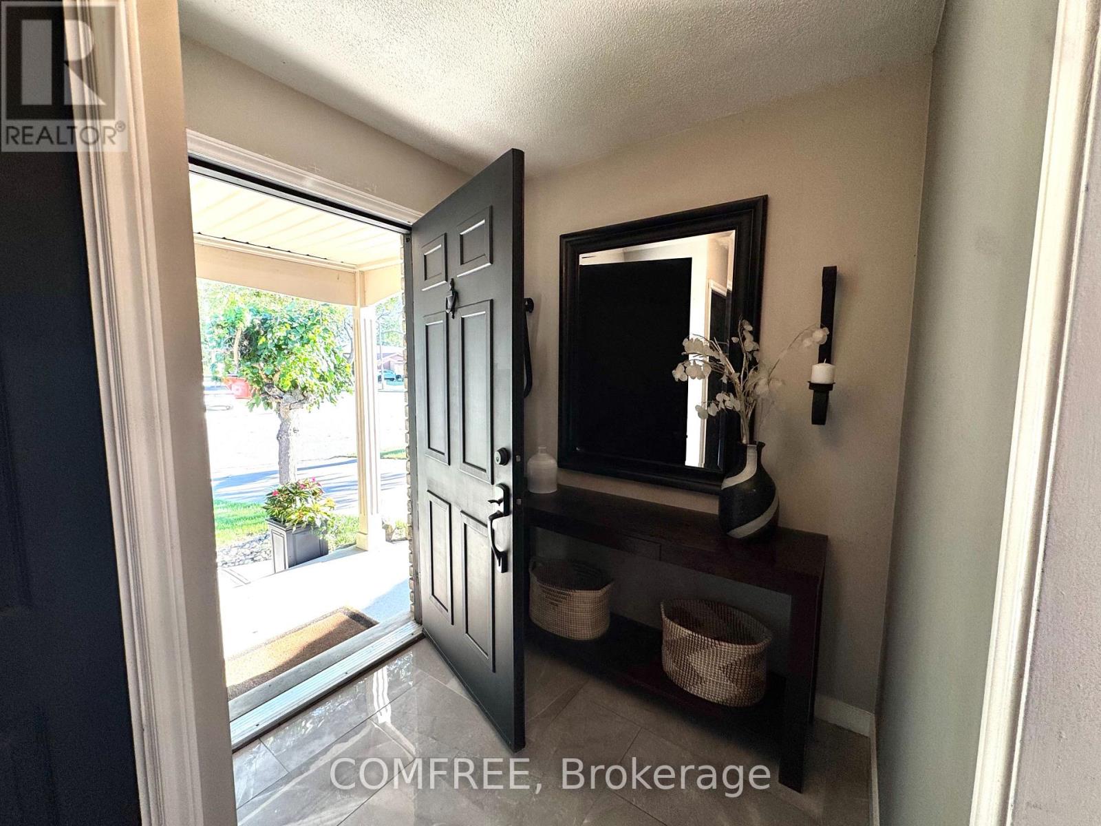 9657 Midfield Crescent, Windsor, Ontario  N8R 1W9 - Photo 4 - X12357339