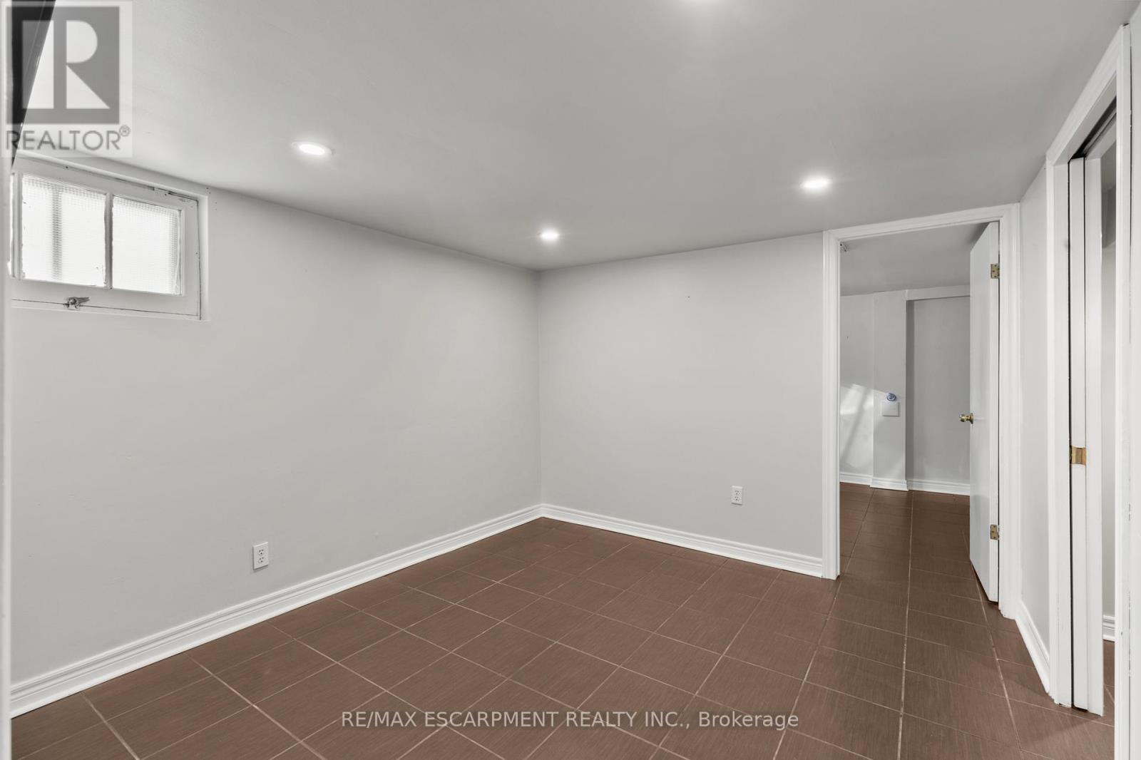 206 Niagara Falls Road, Thorold, Ontario L2V 1H9 - Photo 13 - X12367325