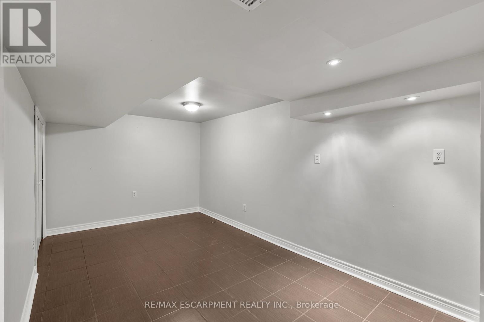 206 Niagara Falls Road, Thorold, Ontario L2V 1H9 - Photo 15 - X12367325