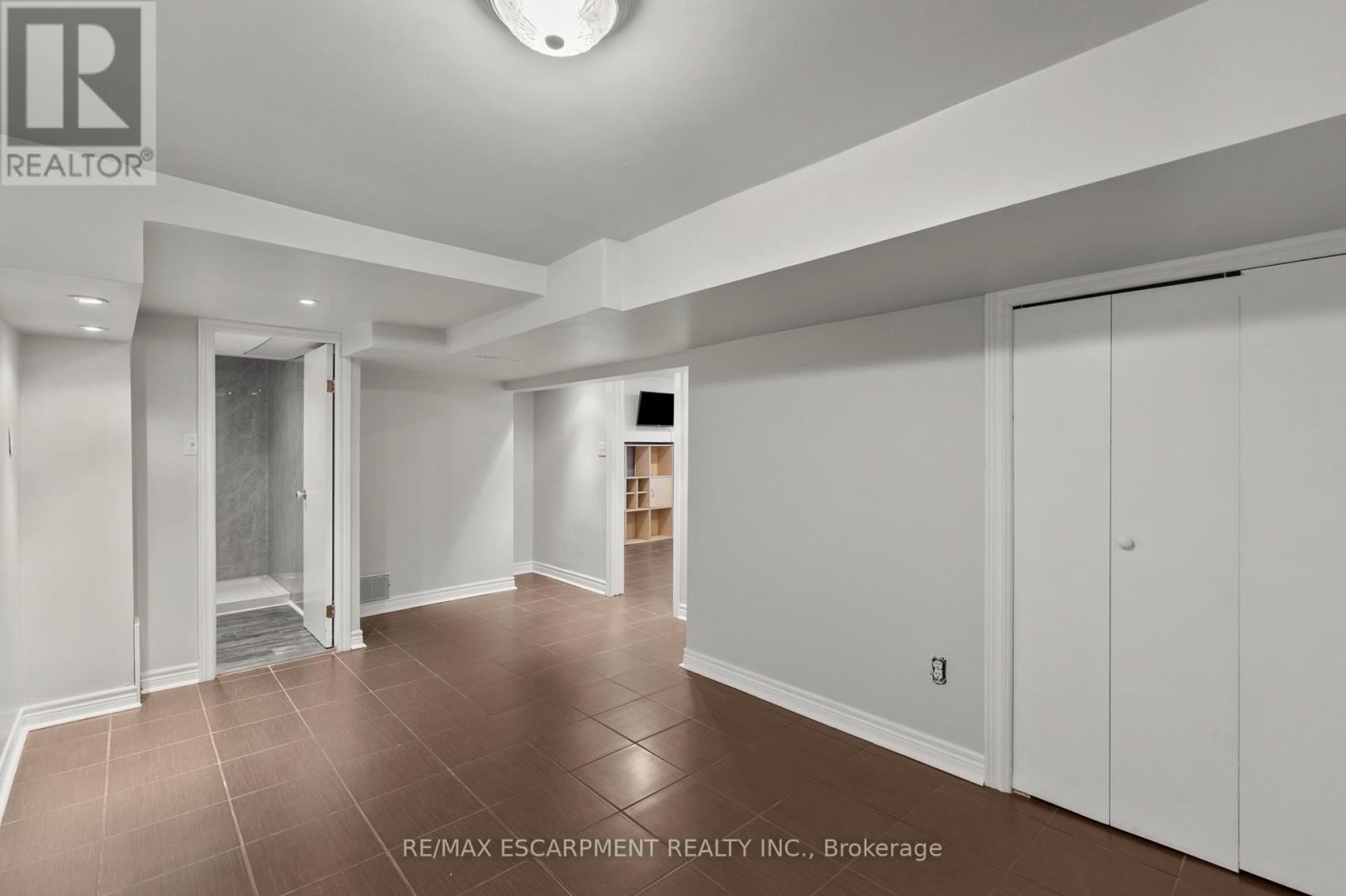 206 Niagara Falls Road, Thorold, Ontario L2V 1H9 - Photo 17 - X12367325