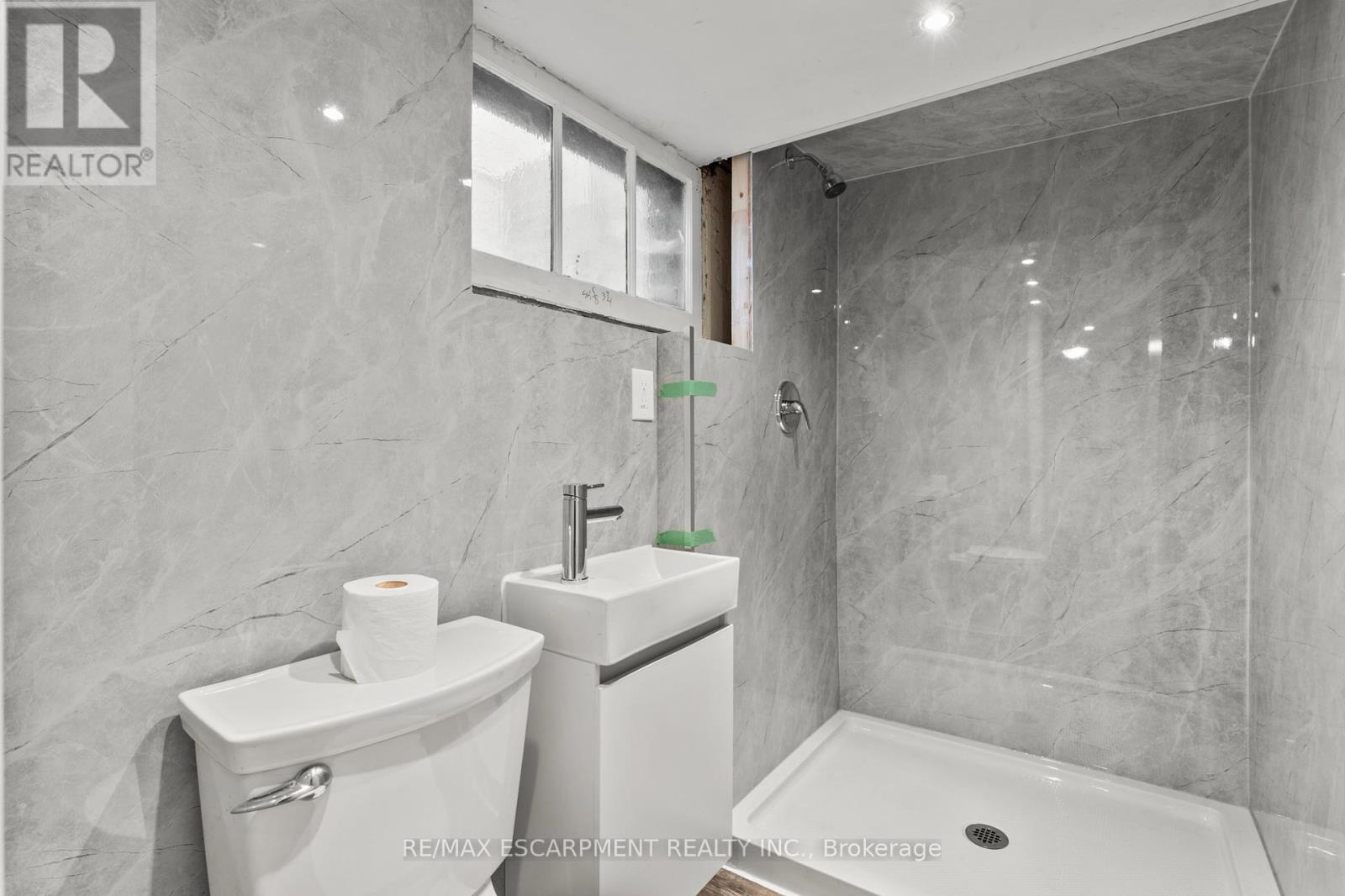 206 Niagara Falls Road, Thorold, Ontario L2V 1H9 - Photo 18 - X12367325