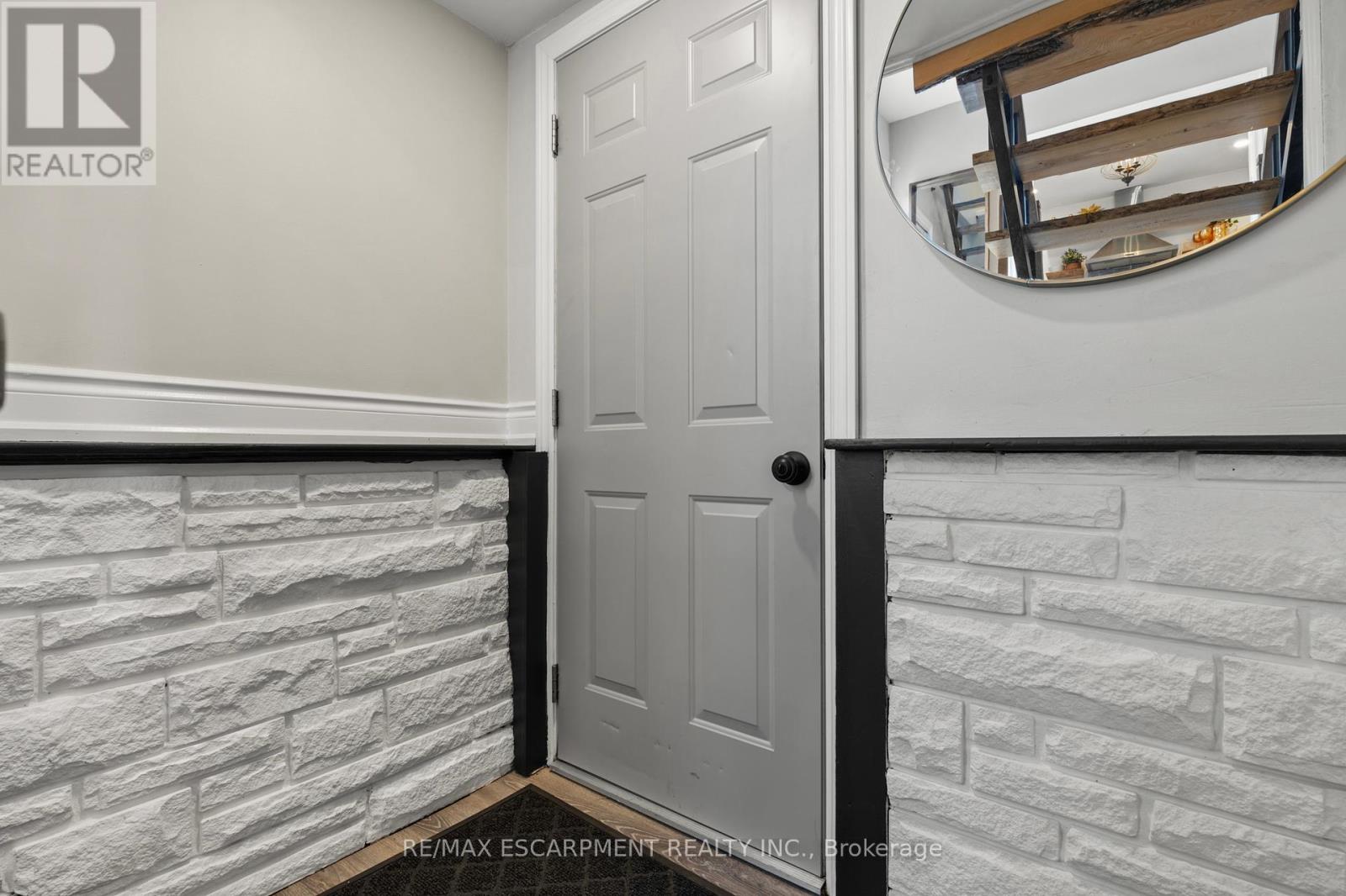 206 Niagara Falls Road, Thorold, Ontario L2V 1H9 - Photo 19 - X12367325