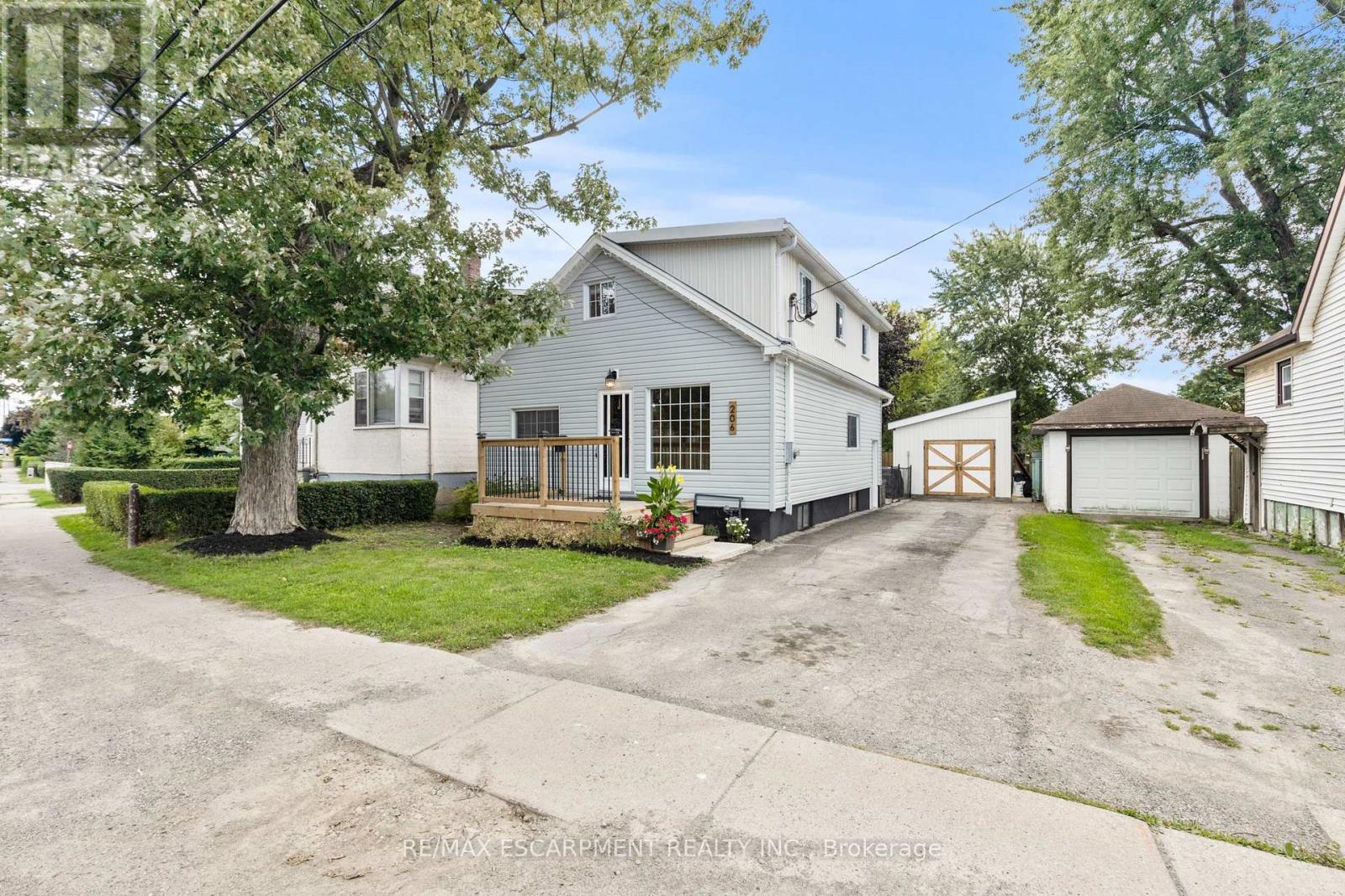 206 Niagara Falls Road, Thorold, Ontario L2V 1H9 - Photo 2 - X12367325