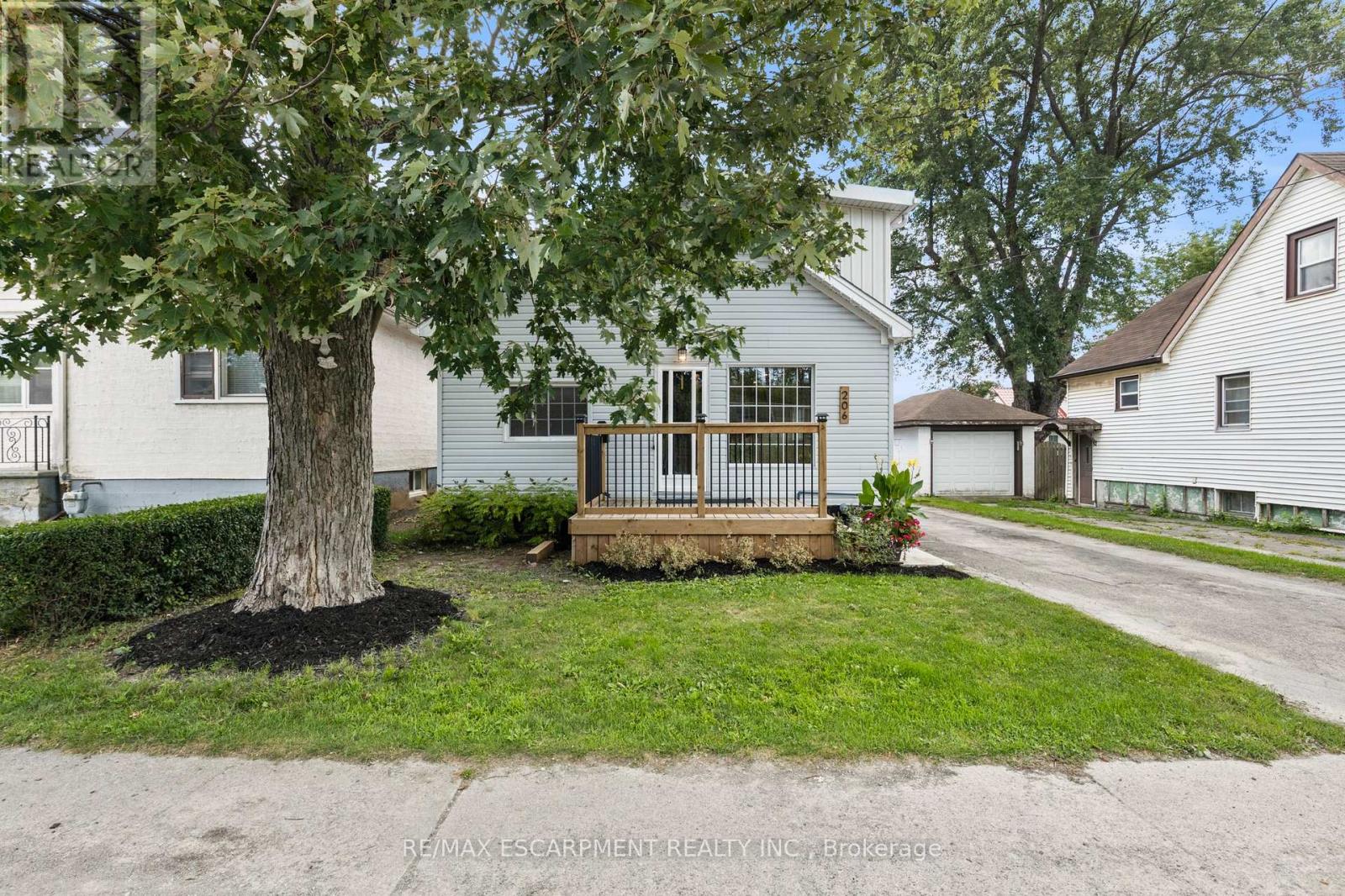206 Niagara Falls Road, Thorold, Ontario L2V 1H9 - Photo 3 - X12367325