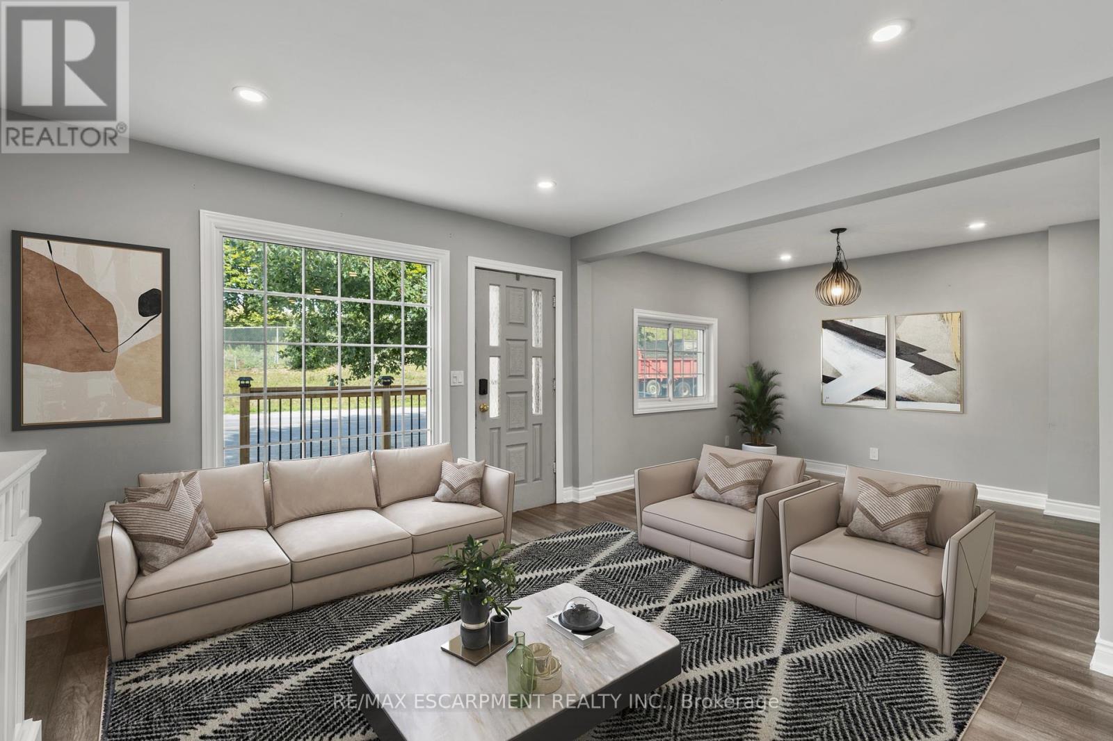 206 Niagara Falls Road, Thorold, Ontario L2V 1H9 - Photo 4 - X12367325