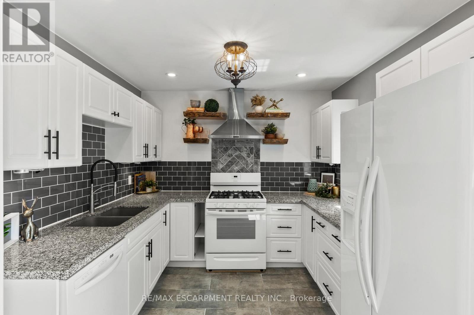 206 Niagara Falls Road, Thorold, Ontario L2V 1H9 - Photo 5 - X12367325