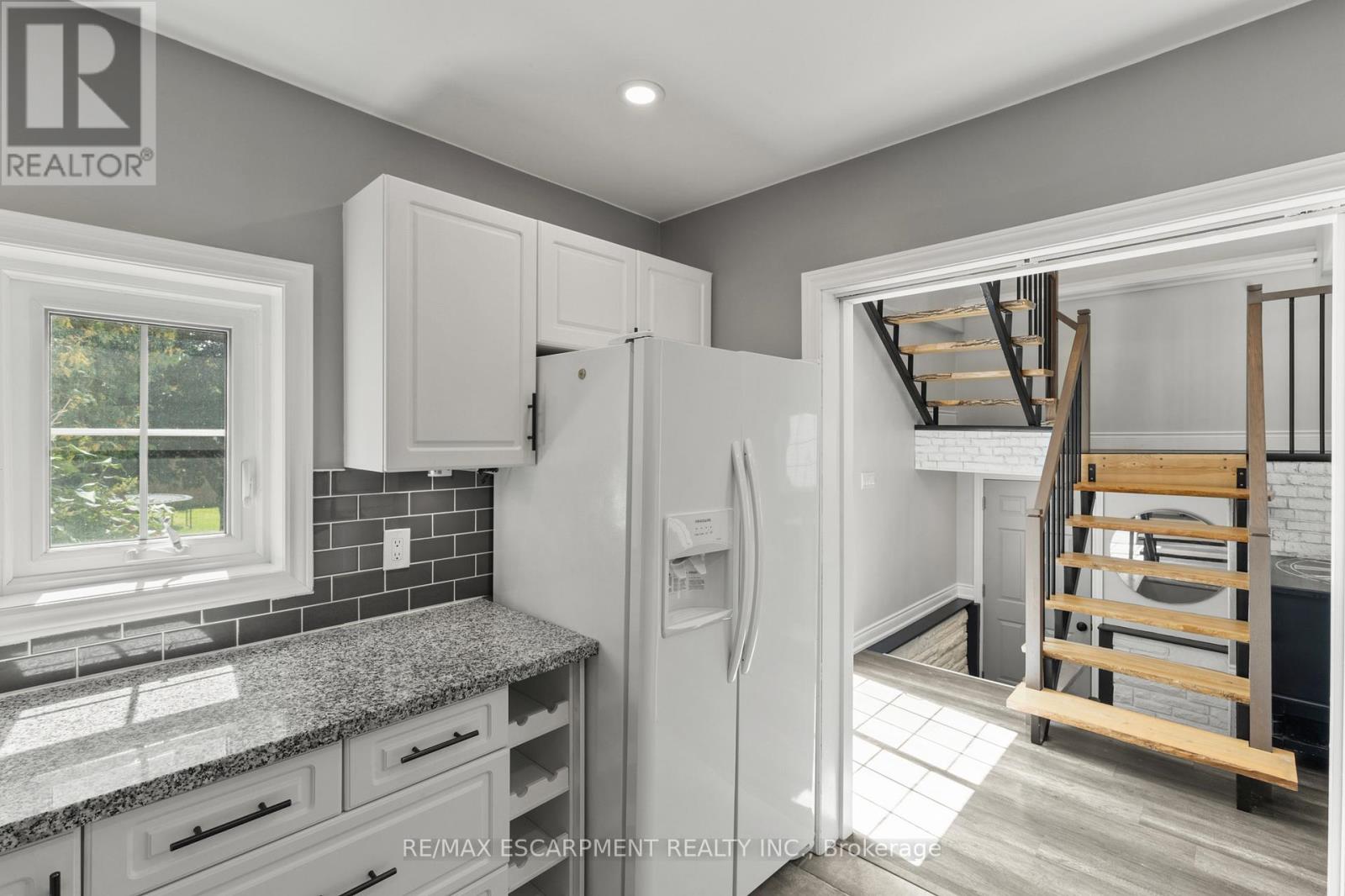 206 Niagara Falls Road, Thorold, Ontario L2V 1H9 - Photo 6 - X12367325