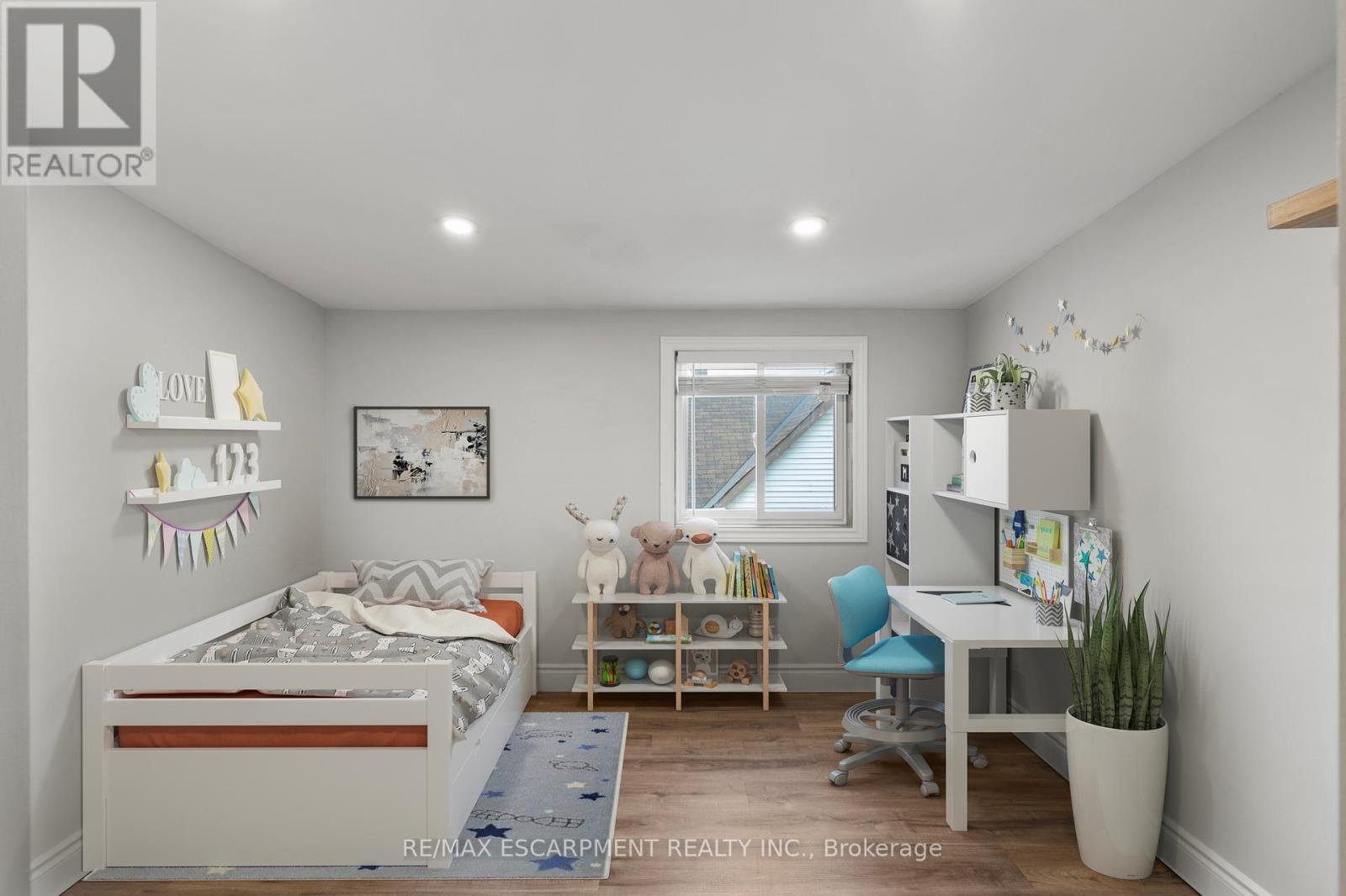 206 Niagara Falls Road, Thorold, Ontario L2V 1H9 - Photo 9 - X12367325