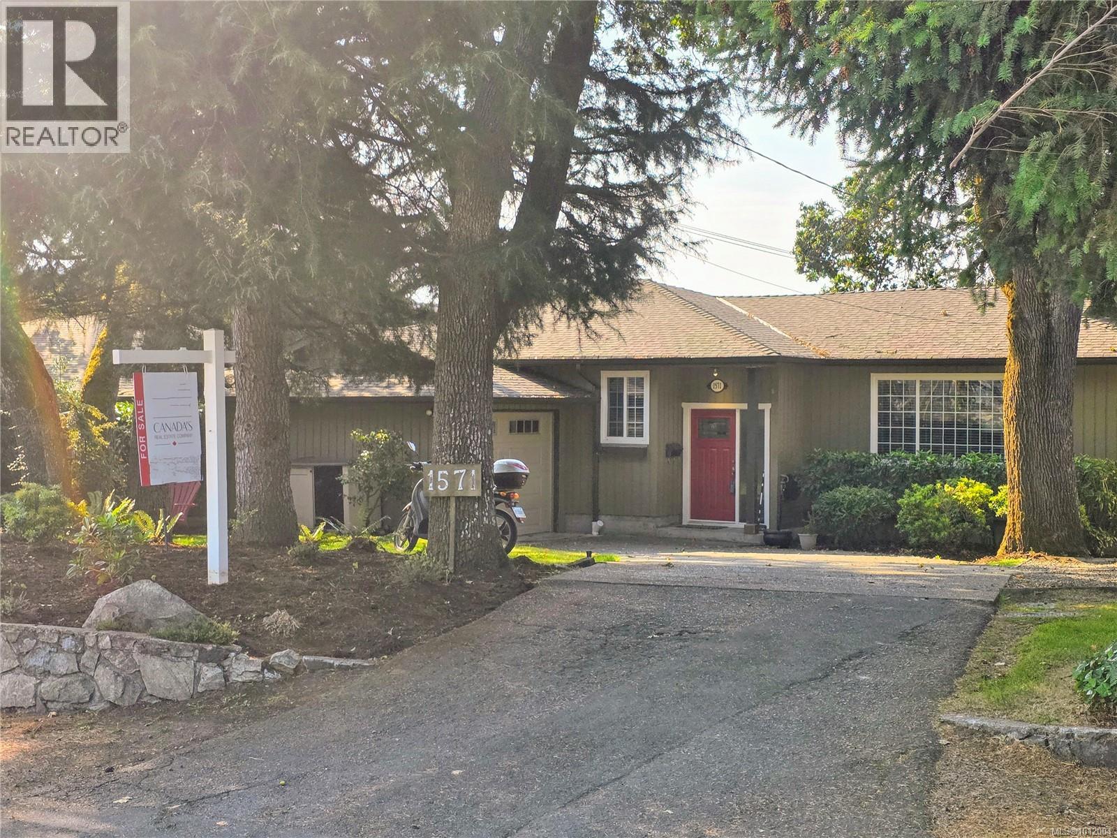 1571 Arrow Rd, Saanich, British Columbia