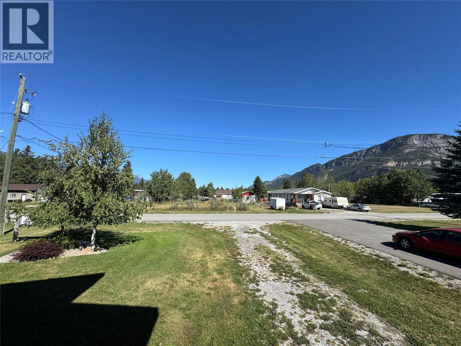 4760 Willow Avenue, Canal Flats, British Columbia  V0B 1B0 - Photo 5 - 10360852