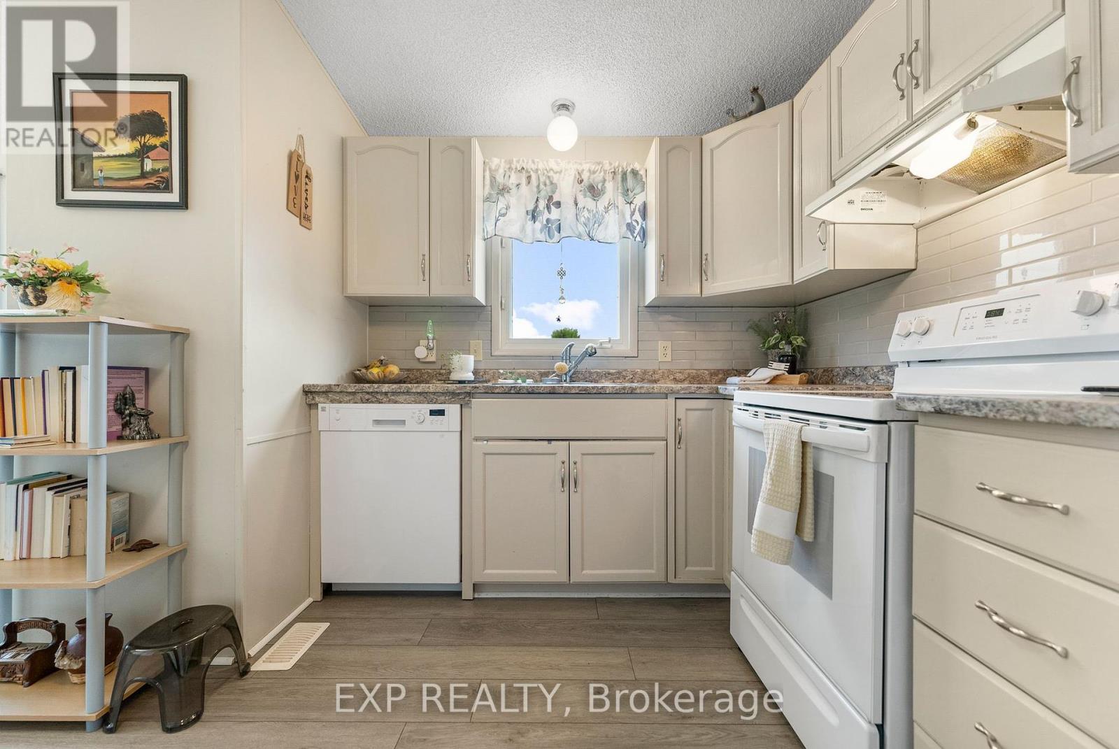 25 Sunset Lane, Horton, Ontario  K7V 0A5 - Photo 6 - X12367402