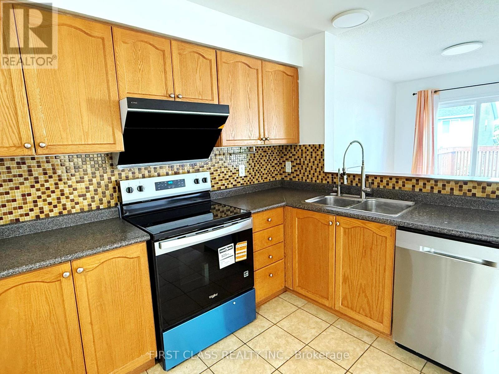 724 Angler Way, Waterloo, Ontario  N2K 4L6 - Photo 3 - X12361628