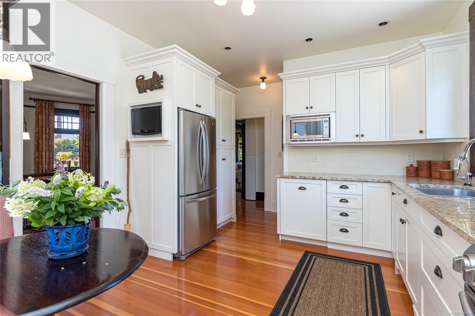 Property at 606 Niagara St image 3