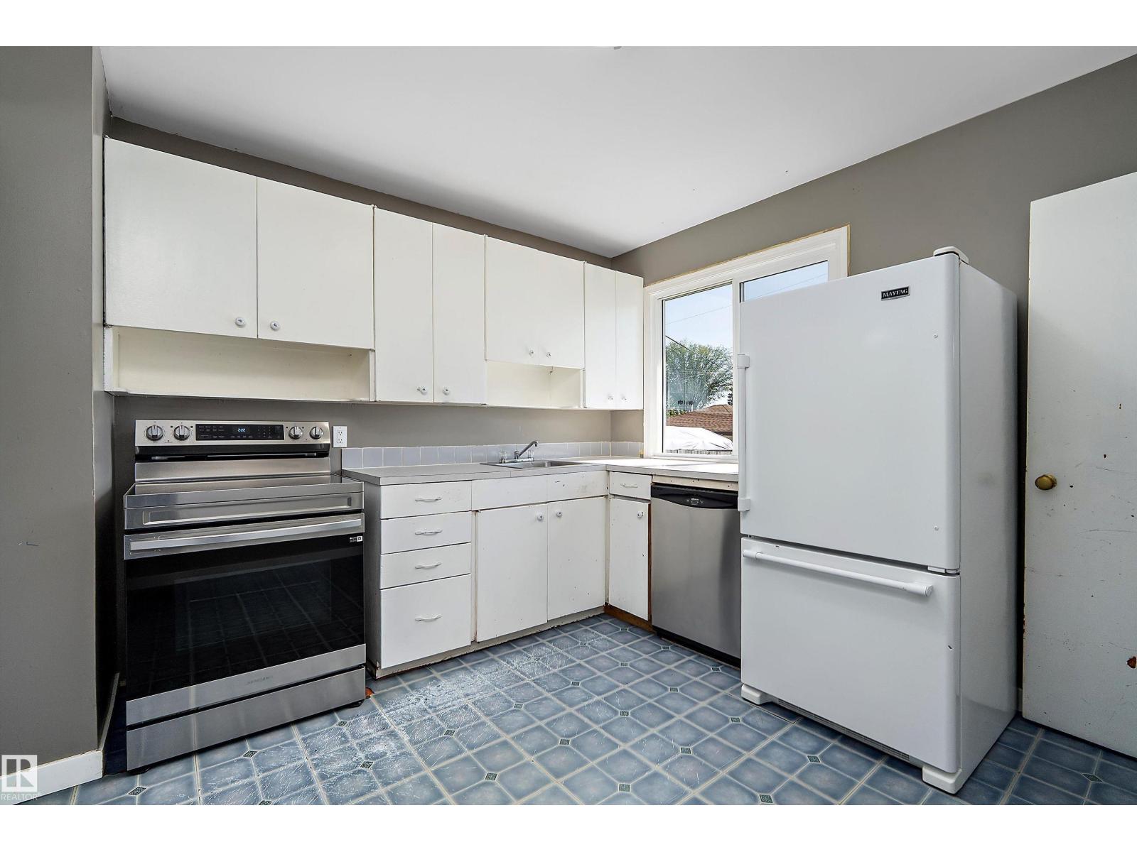 Property at 4405 116 AV NW image 3