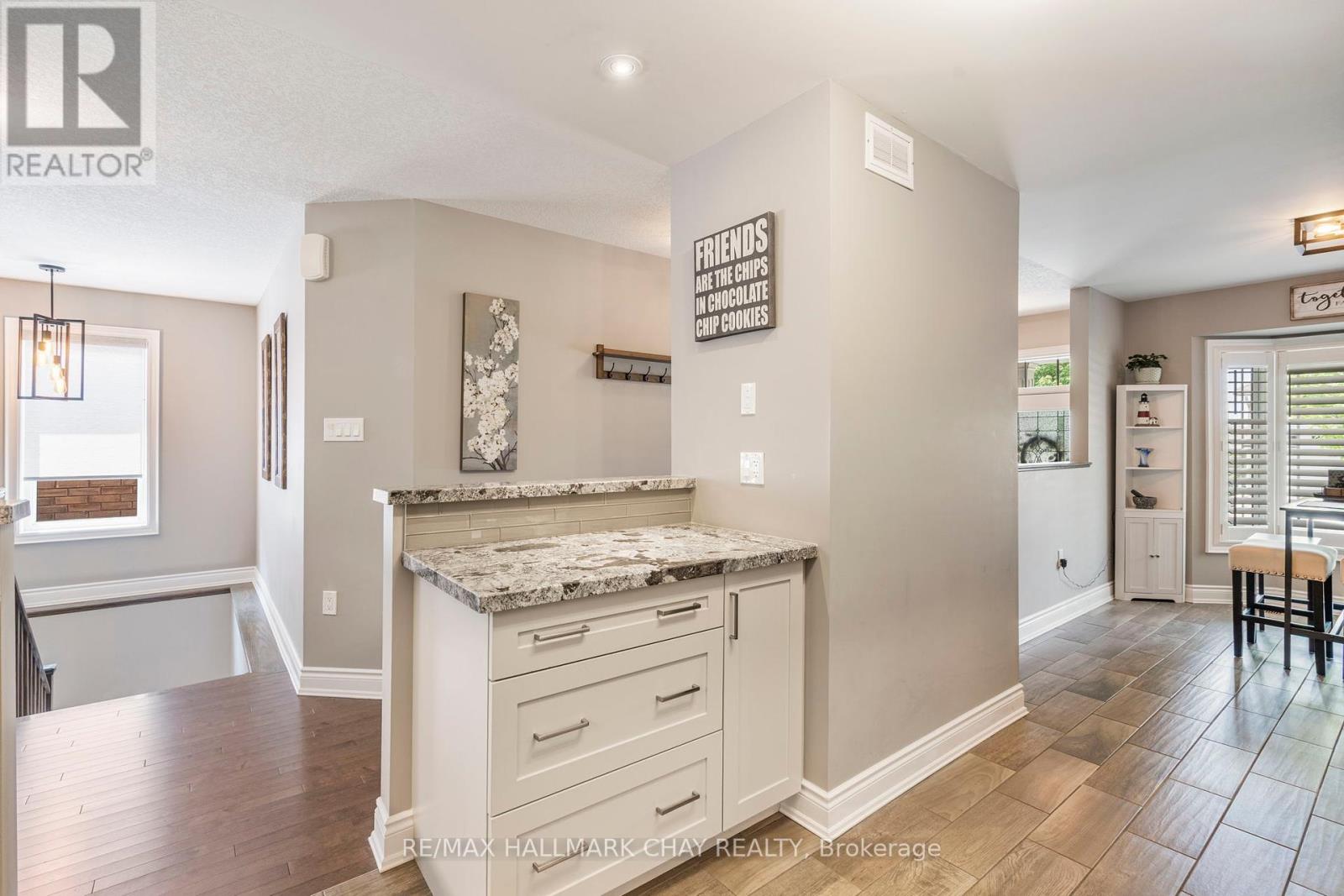 17 Hillcrest Drive, New Tecumseth (Alliston), Ontario  L9R 0K5 - Photo 7 - N12367194