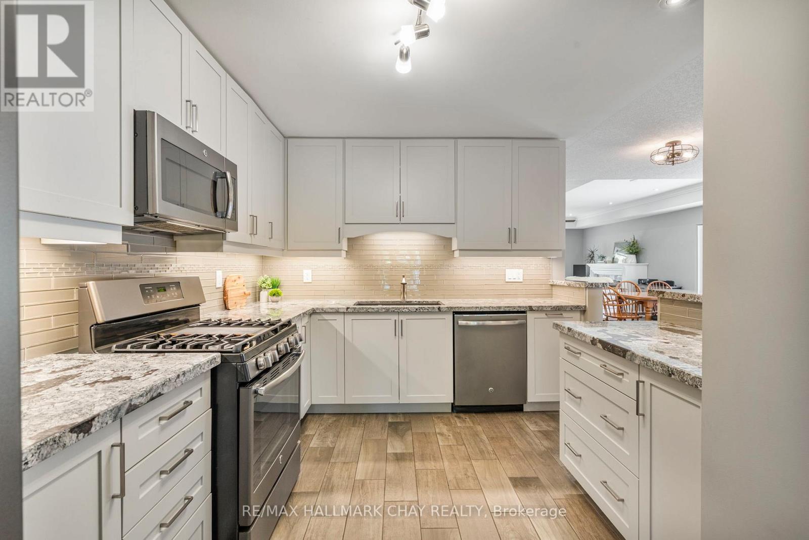 17 Hillcrest Drive, New Tecumseth (Alliston), Ontario  L9R 0K5 - Photo 6 - N12367194