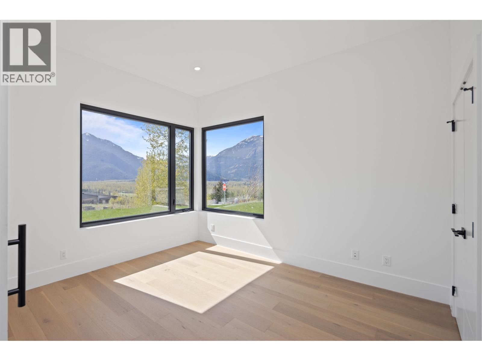1608 Sisqa Peak Drive, Pemberton, British Columbia  V0N 2L1 - Photo 10 - R3041115