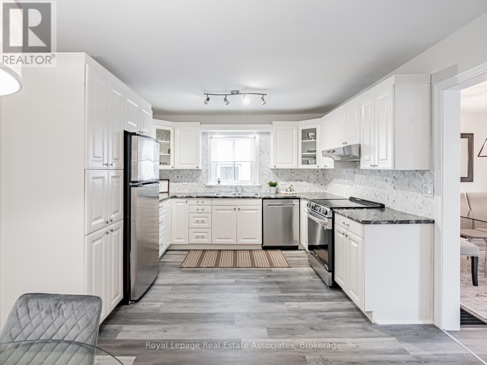 1094 Eastmount Avenue, Mississauga, Ontario  L5E 1Z4 - Photo 7 - W12367510
