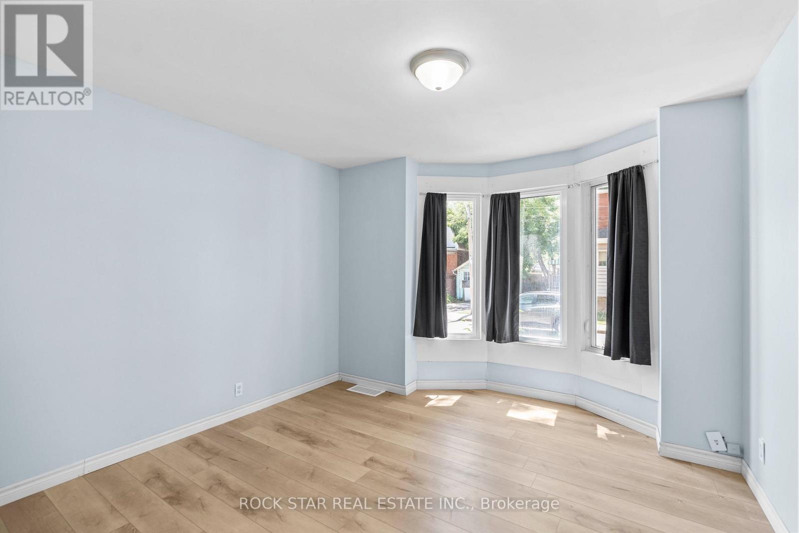 18 Barnesdale Avenue N, Hamilton, Ontario  L8L 6R6 - Photo 14 - X12367560