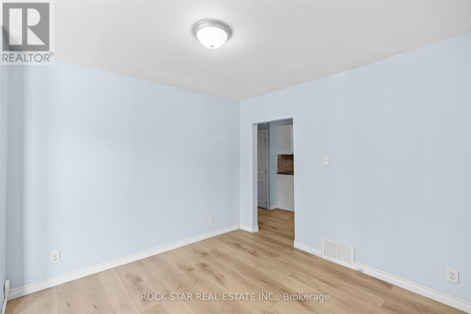 18 Barnesdale Avenue N, Hamilton, Ontario  L8L 6R6 - Photo 15 - X12367560