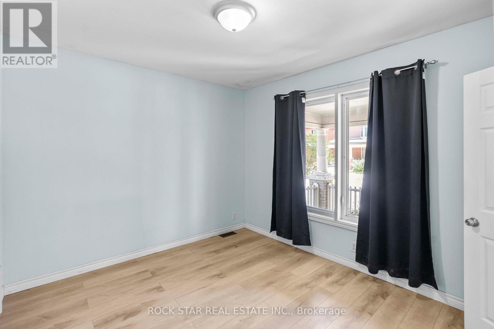 18 Barnesdale Avenue N, Hamilton, Ontario  L8L 6R6 - Photo 8 - X12367560