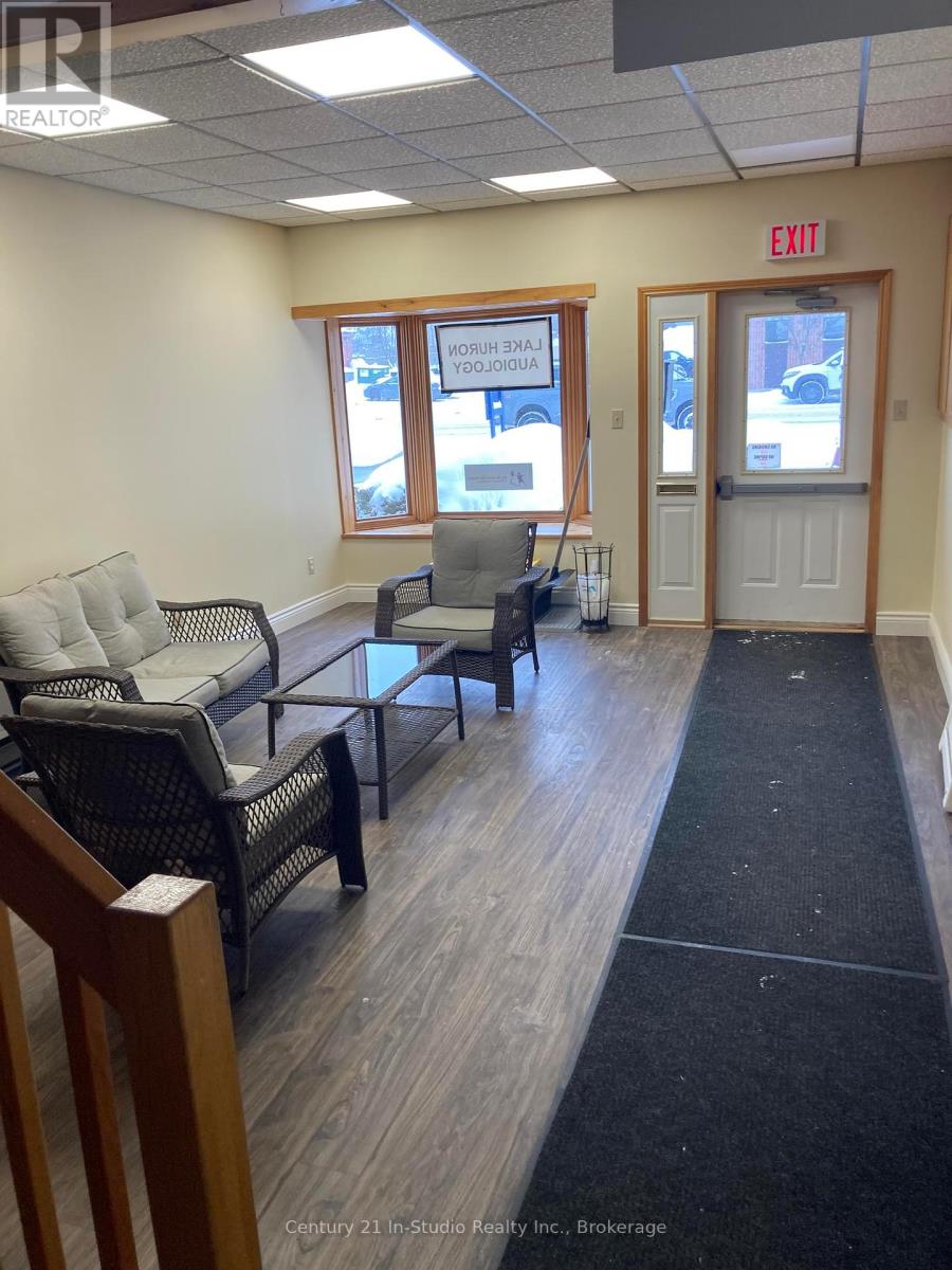 910c Queen Street, Kincardine, Ontario  N2Z 2Y2 - Photo 7 - X12367583