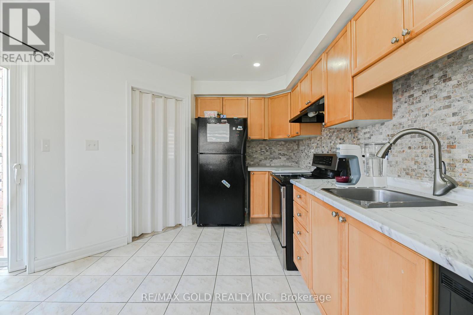 17 Levida Street, Brampton, Ontario  L6P 2Y6 - Photo 10 - W12366824