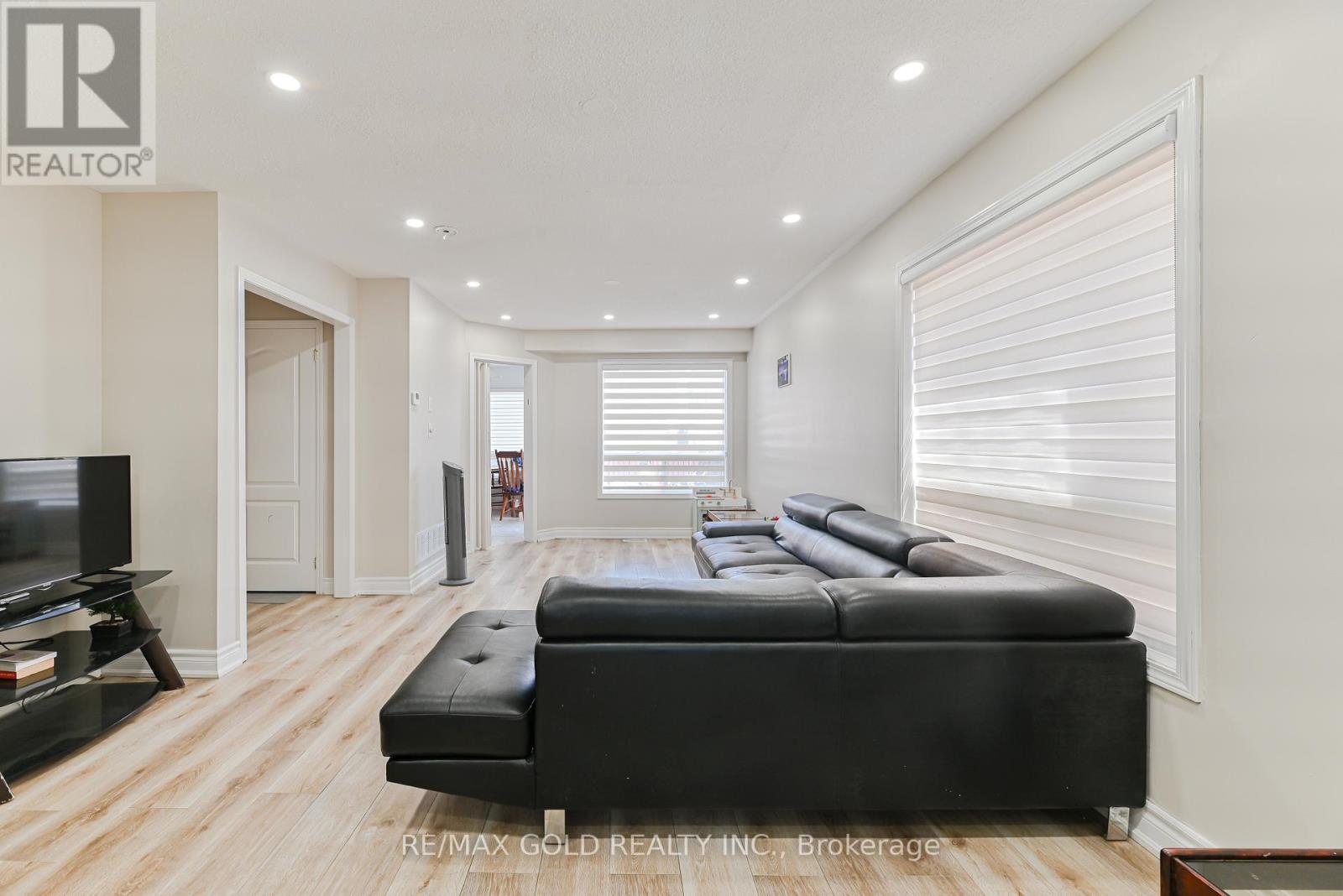 17 Levida Street, Brampton, Ontario  L6P 2Y6 - Photo 4 - W12366824