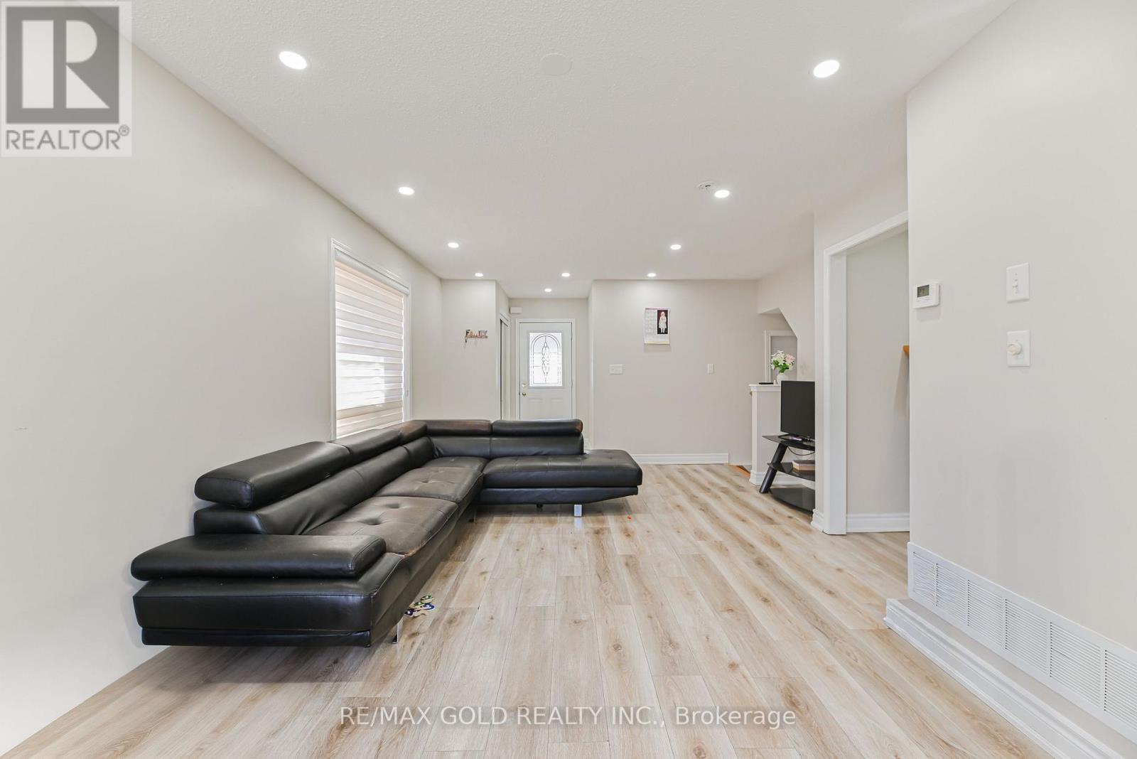 17 Levida Street, Brampton, Ontario  L6P 2Y6 - Photo 2 - W12366824