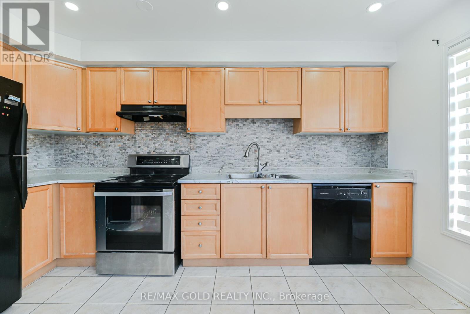 17 Levida Street, Brampton, Ontario  L6P 2Y6 - Photo 7 - W12366824
