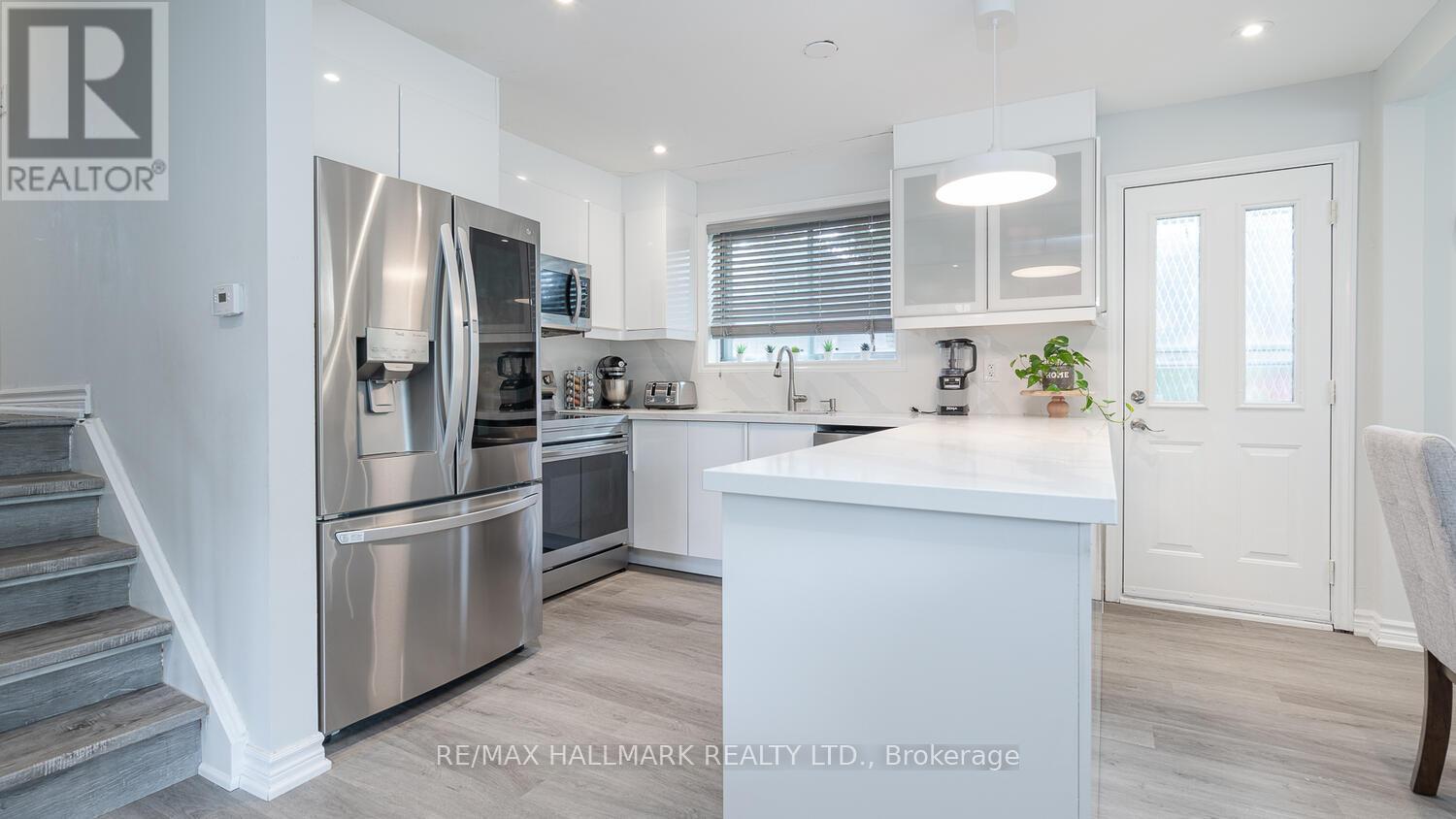 11 SEATON DRIVE, Aurora, Ontario