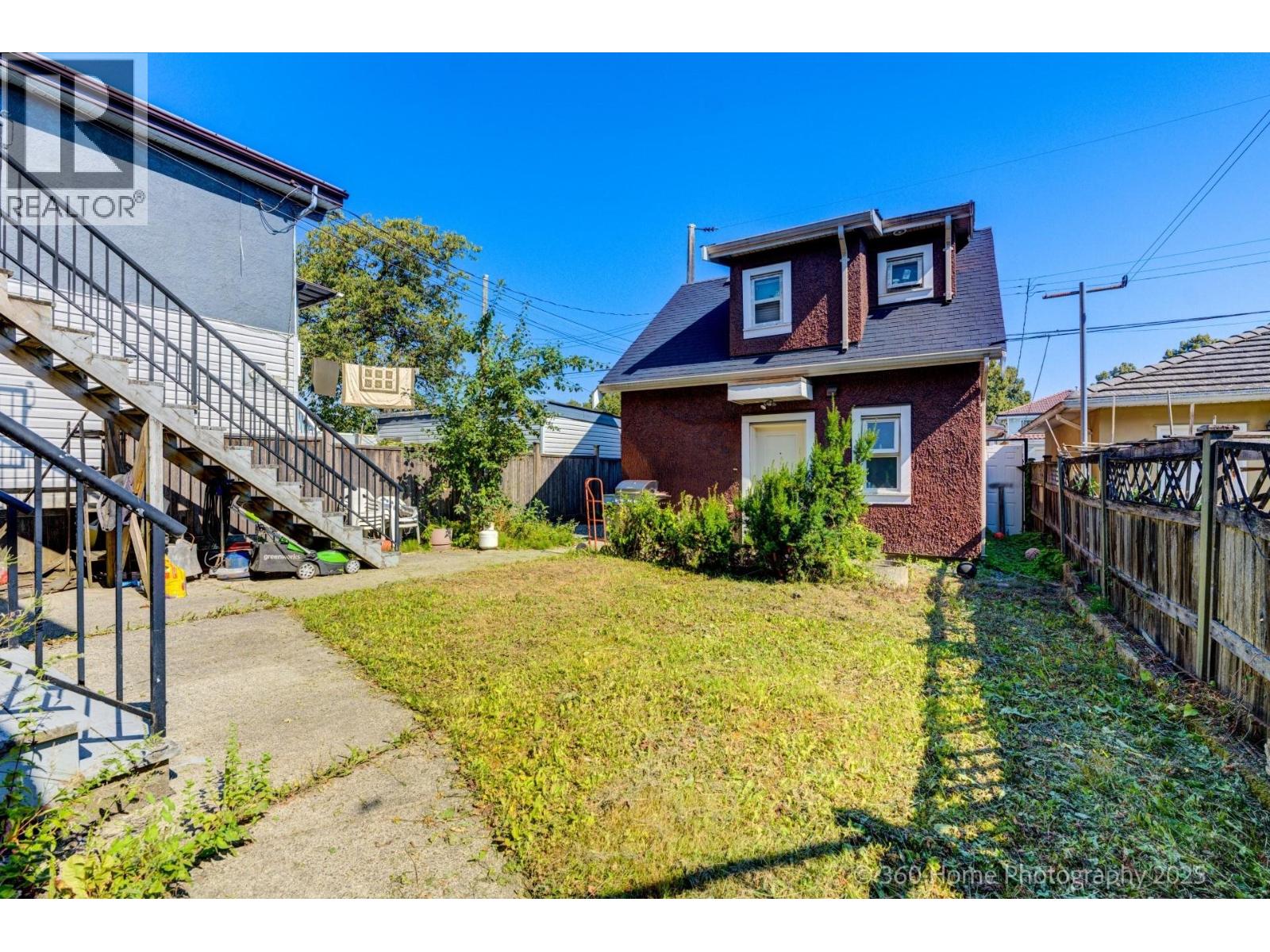 3345 Monmouth Avenue, Vancouver, British Columbia  V5R 5R7 - Photo 2 - R3040882