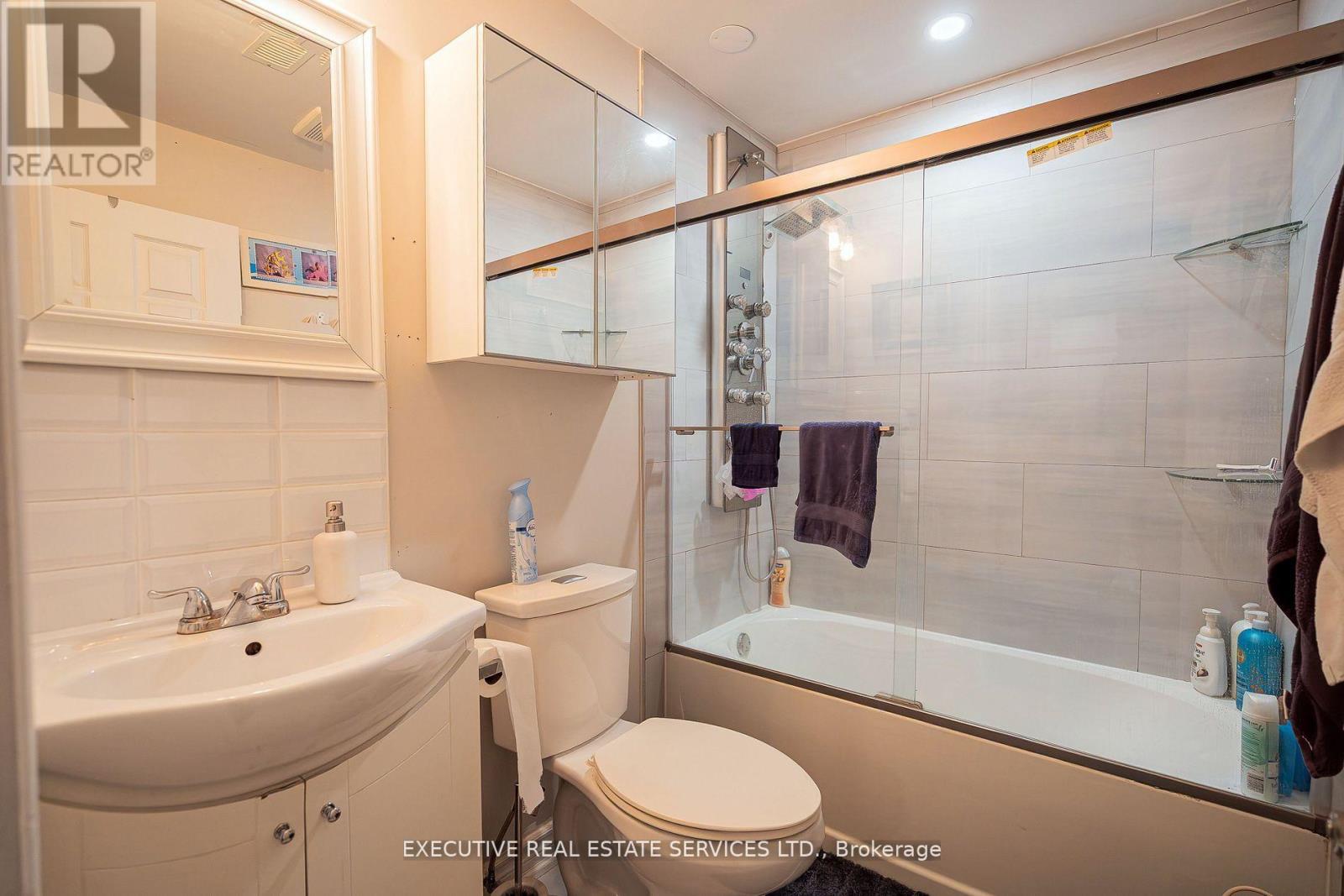 4 Simmons Boulevard, Brampton, Ontario  L6V 3V5 - Photo 4 - W12367686