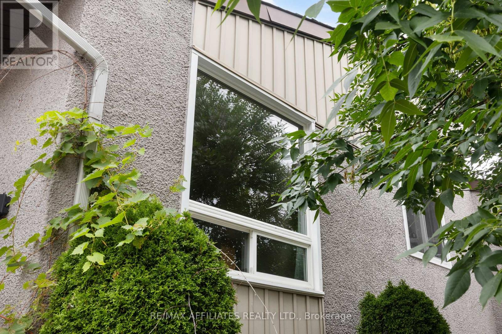 306 Woodfield Drive, Ottawa, Ontario  K2G 3W9 - Photo 3 - X12367767