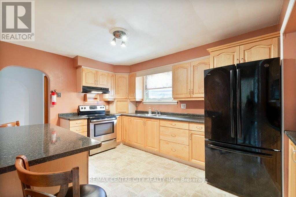 6 Wood Street, St. Thomas, Ontario  N5R 4K9 - Photo 9 - X12367993