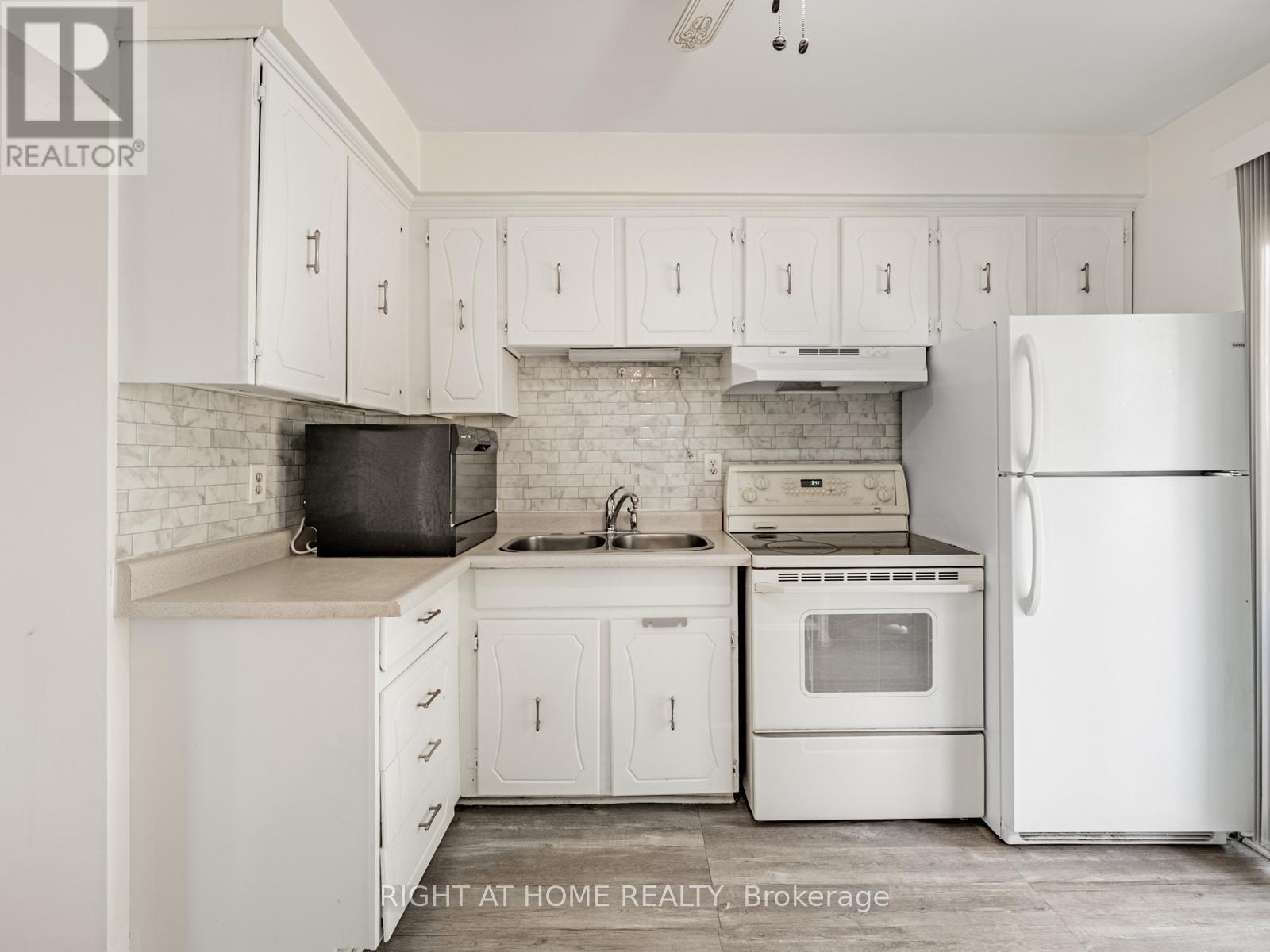9 - 2380 Bromsgrove Road Sw, Mississauga (Clarkson), Ontario  L5J 4E6 - Photo 12 - W12367843