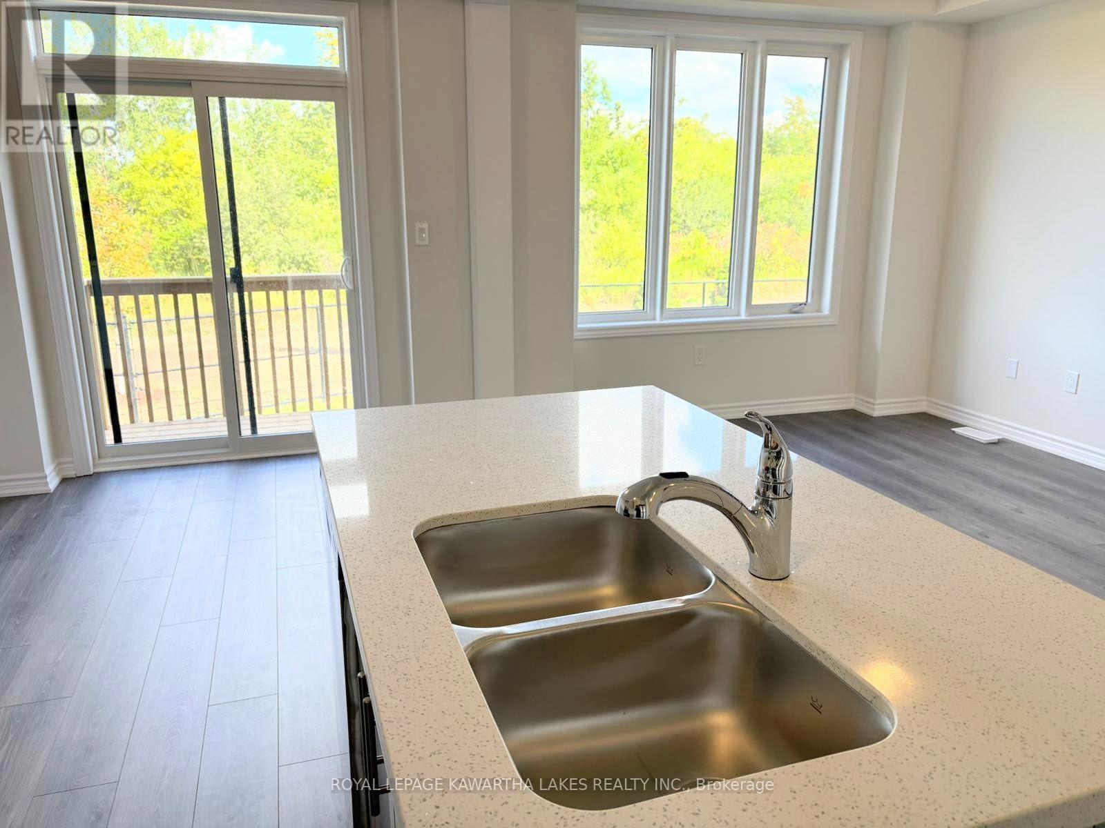 27 Hickey Lane, Kawartha Lakes (Lindsay), Ontario  K9V 0T3 - Photo 11 - X12367987