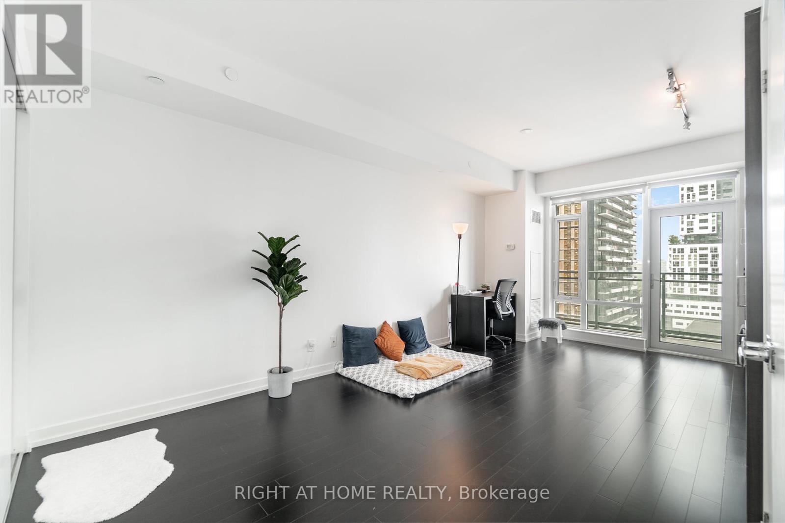 1403 - 21 Widmer Street, Toronto, Ontario  M5V 0B8 - Photo 3 - C12368002