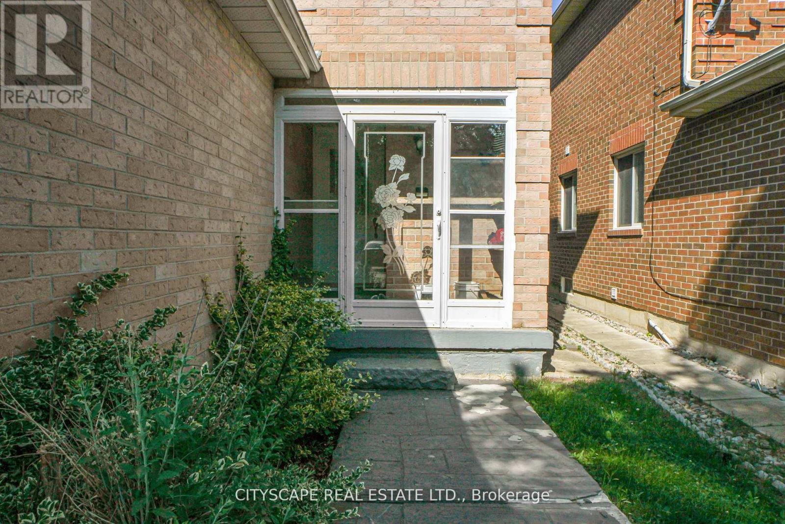 35 Letty Avenue, Brampton, Ontario  L6Y 4T3 - Photo 3 - W12367896