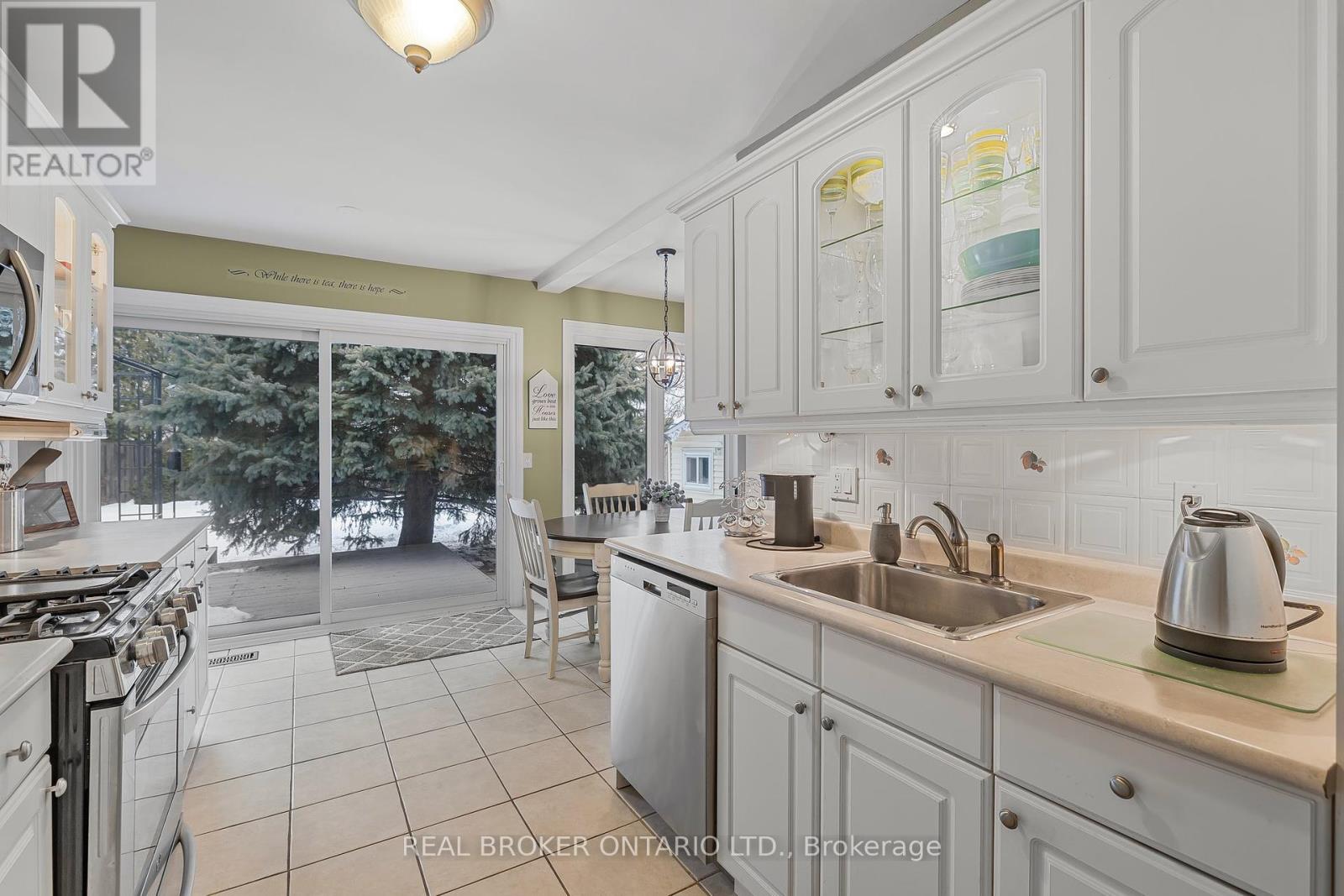 25 Sora Drive, Mississauga, Ontario  L5M 1B3 - Photo 10 - W12367905